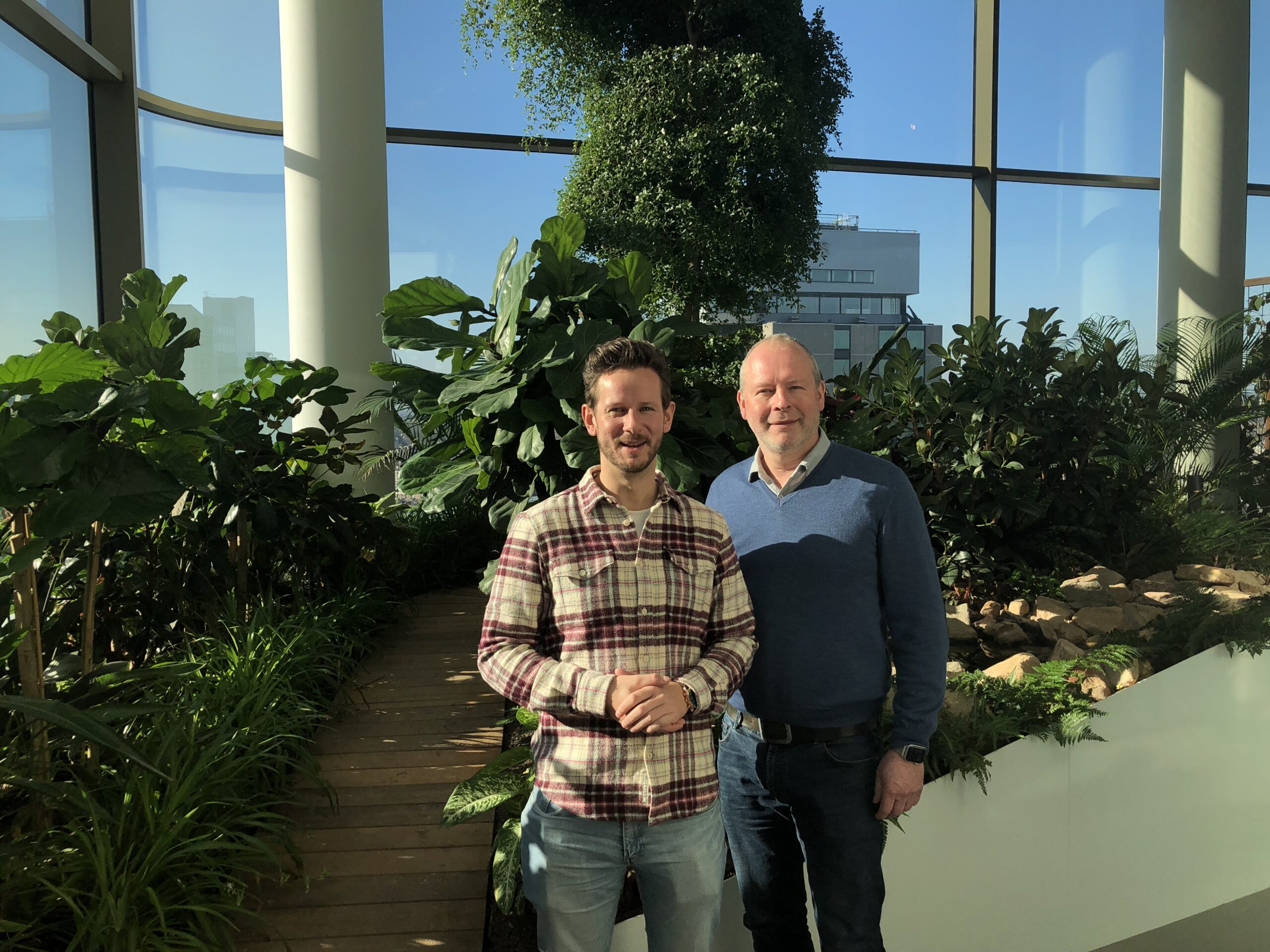 CEO en oprichter van Trengo Patrick Meutzner (links) samen met medeoprichter Igo Trampe tussen de planten.