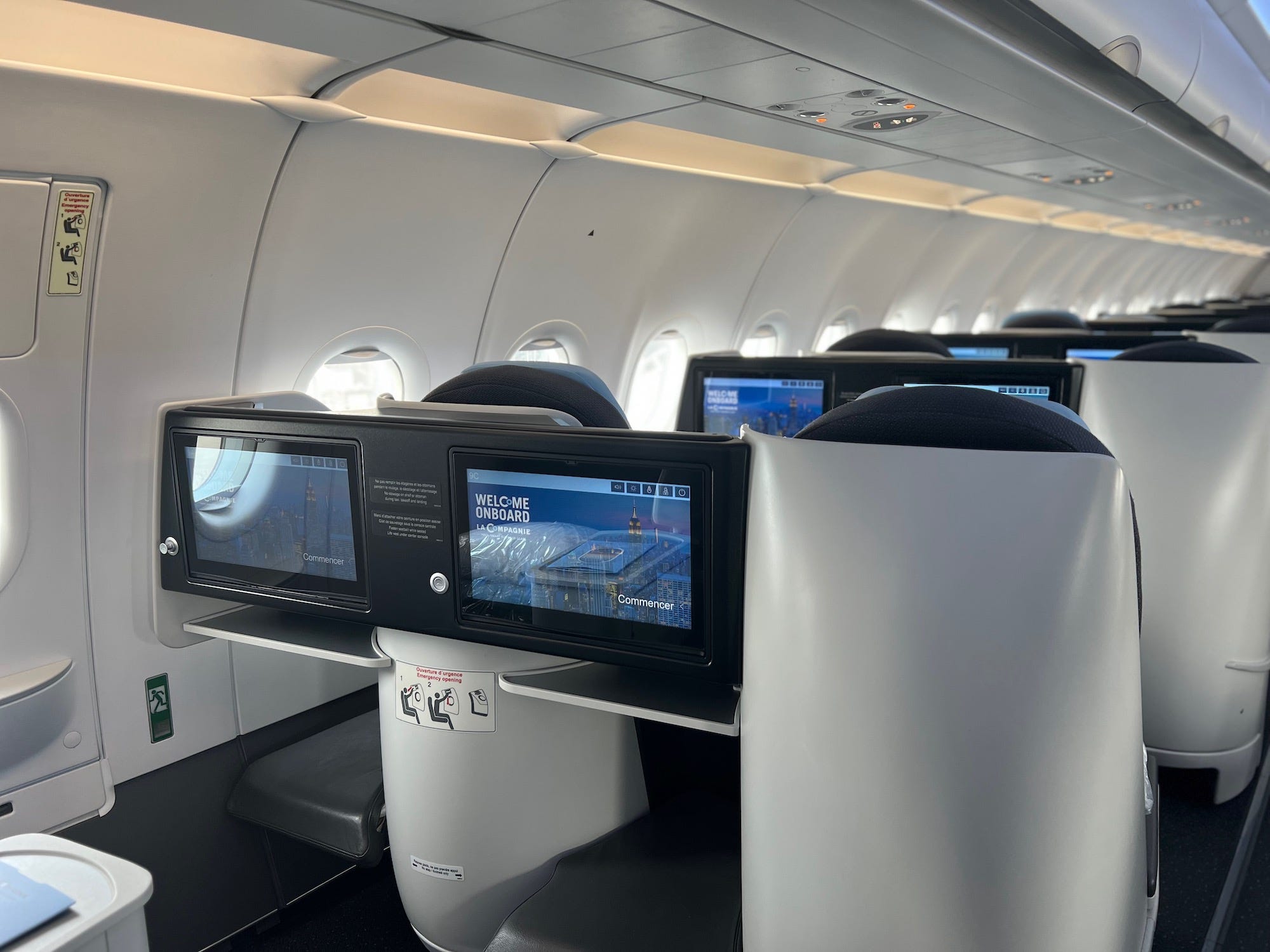 Met La Compagnie all-business class van Parijs naar New York vliegen: een blik op de rugleuningschermen.