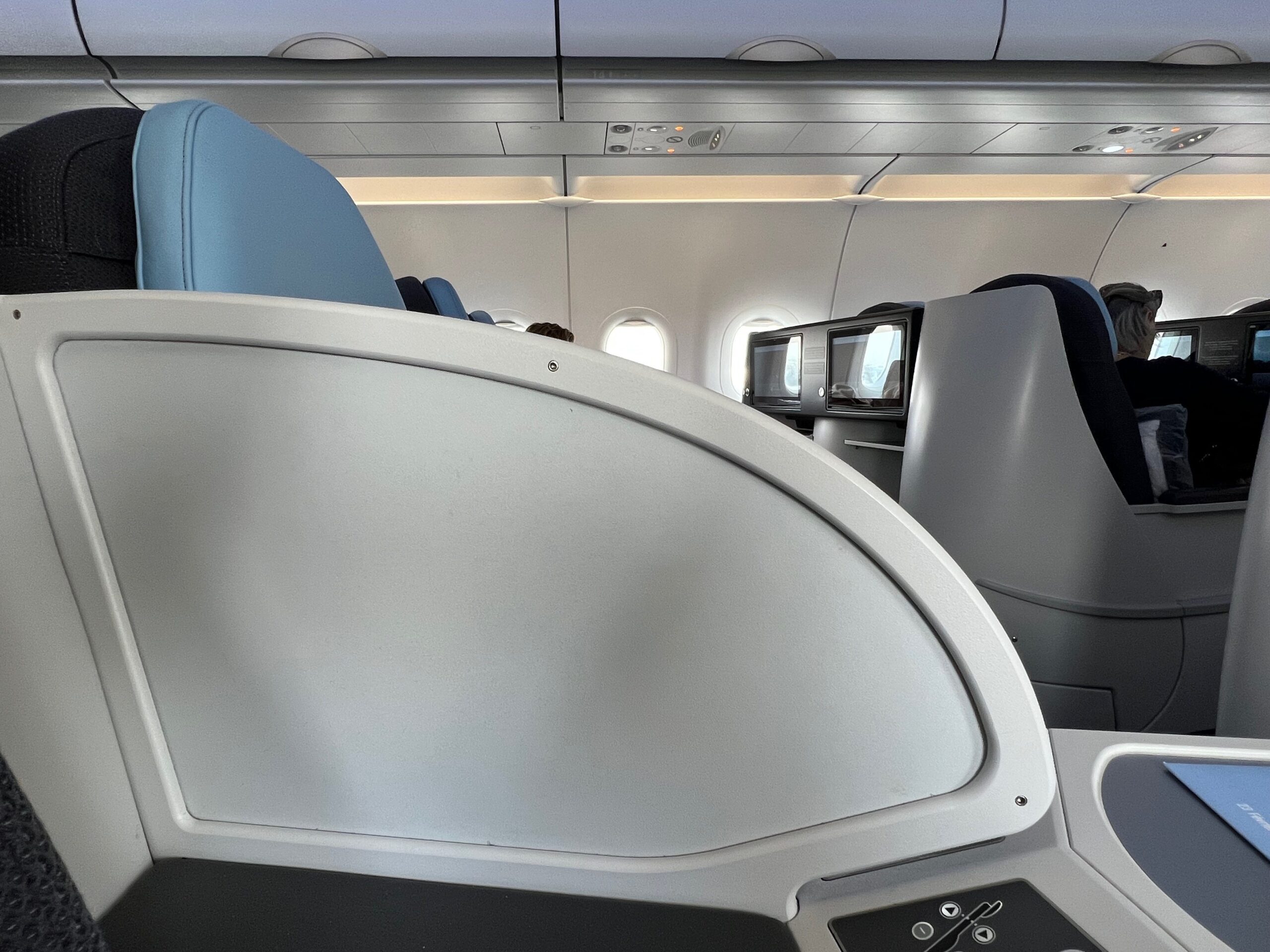 Met La Compagnie all-business class van Parijs naar New York vliegen: het tussenschot bedekte de helft van de ruimte tussen de stoelen.