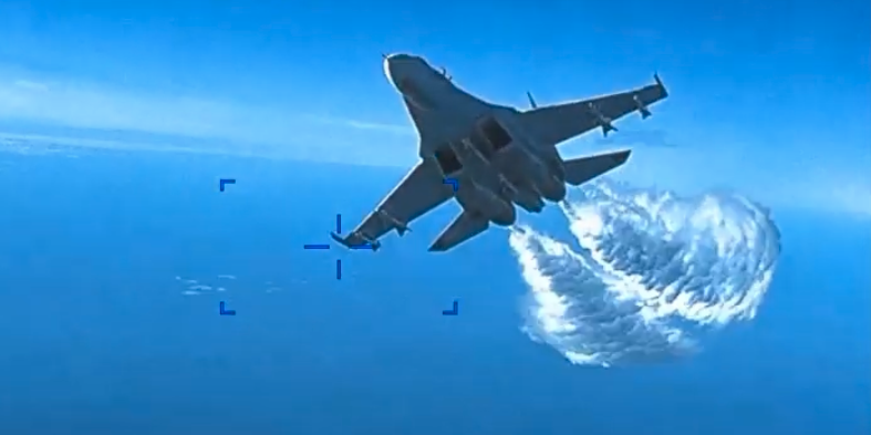 Een Russisch Su-27 gevechtsvliegtuig nadert de Amerikaanse MQ-9 Reaper drone boven de Zwarte Zee. Hier is duidelijk te zien dat het brandstof lost, bij het benaderen van het onbemande voertuig.