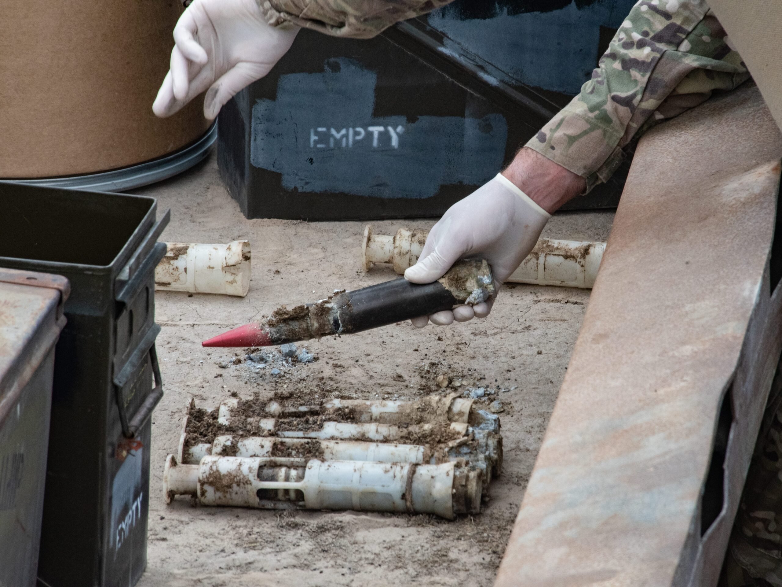 Amerikaanse soldaat inspecteert tankmunitie met verarmd uranium. 