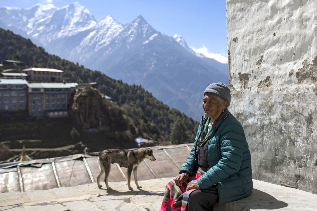 Een oude sherpa-vrouw voor haar huis in Namche Bazar in Lukla, Nepal.