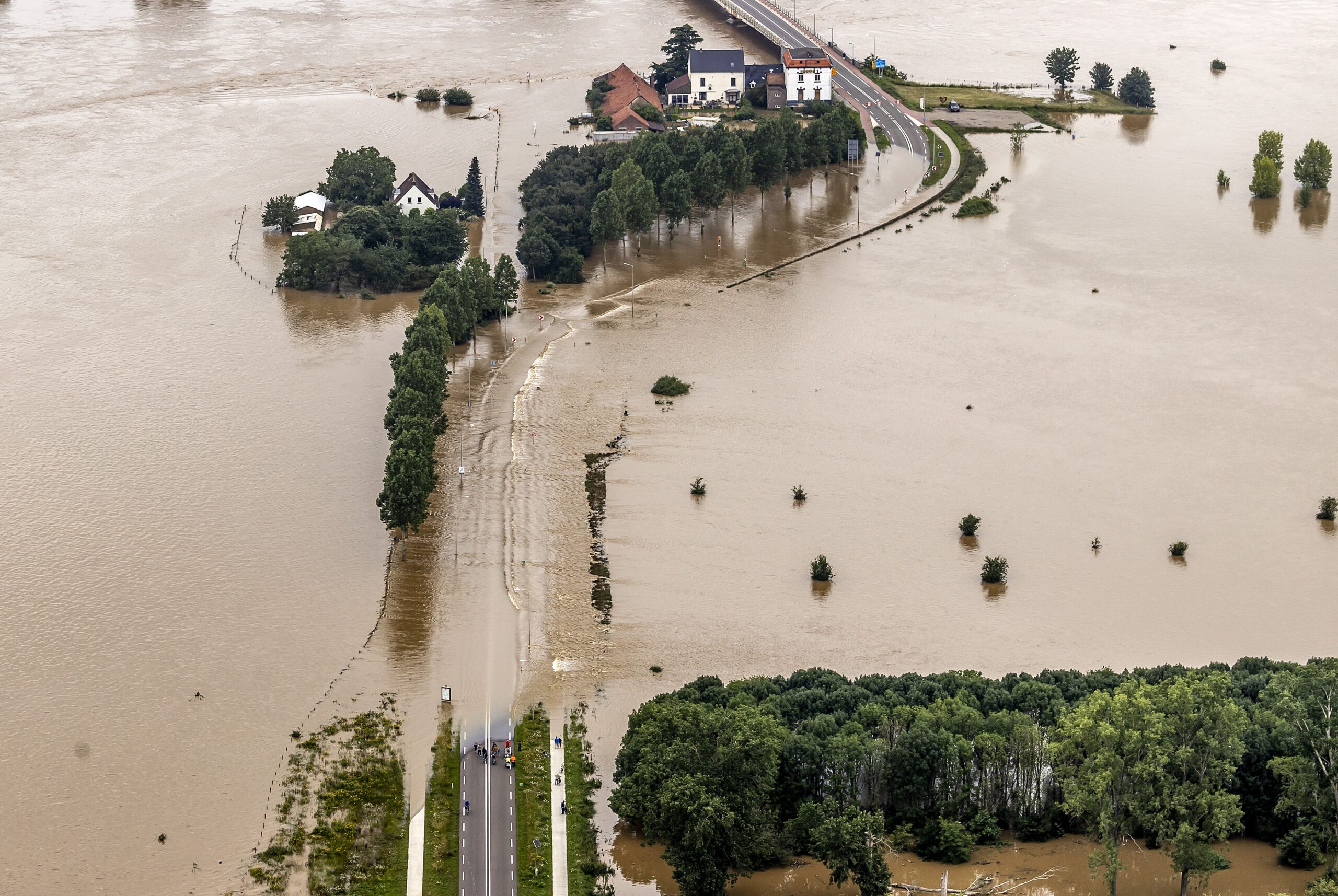 Luchtfoto van het gebied rond de Maas bij Roosteren na zware overstromingen. Limburg kampt met hevige wateroverlast.