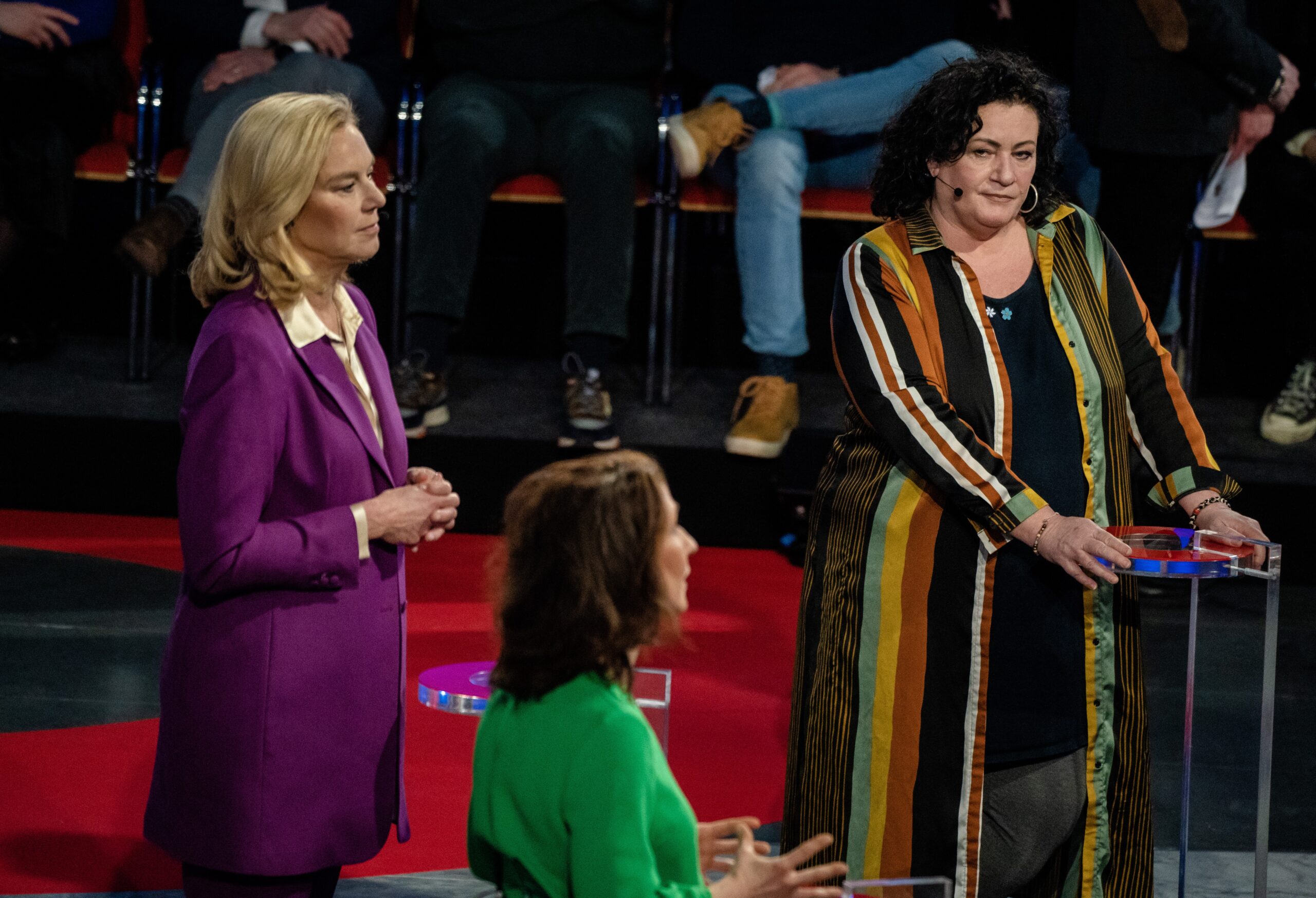 Caroline van Plas voor de NOS in debat met Esther Ouwehand van de Partij voor de Dieren en D66-leider Sigrid Kaag. Foto ANP/Bart Maat
