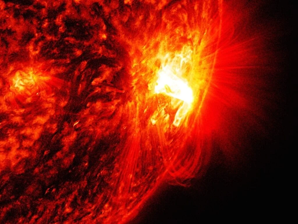 Een zonnevlam van gemiddelde sterkte. Bron: NASA/SDO