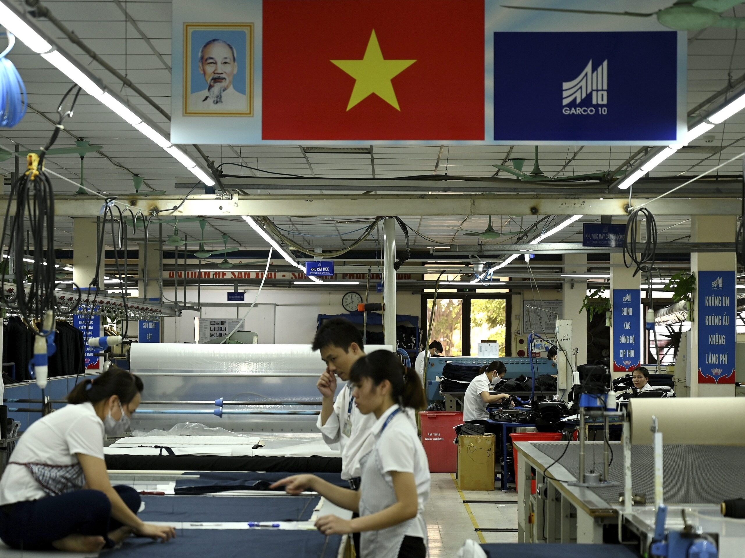 Werknemers van een kledingfabriek in een fabriek in Hanoi