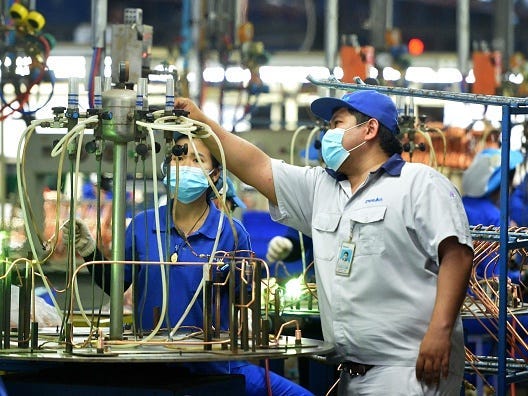 Natawut Lorboon werkt aan de productielijn van Dunan Metals Thailand Co, Ltd, in de Thais-Chinese Rayong industriezone in de provincie Rayong.