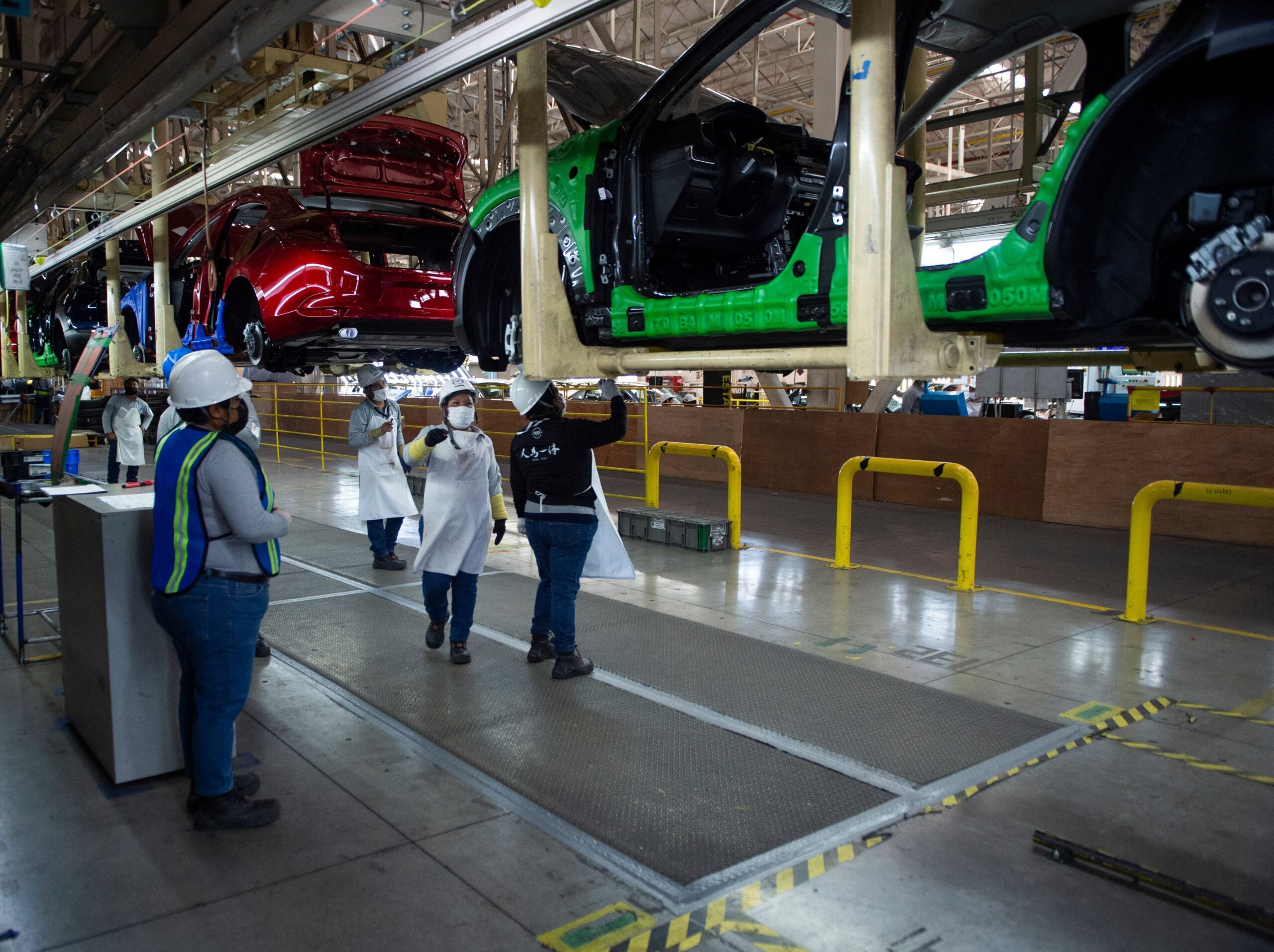 Werknemers werken in een autofabriek van Mazda in Salamanca, in de staat Guanajuato.