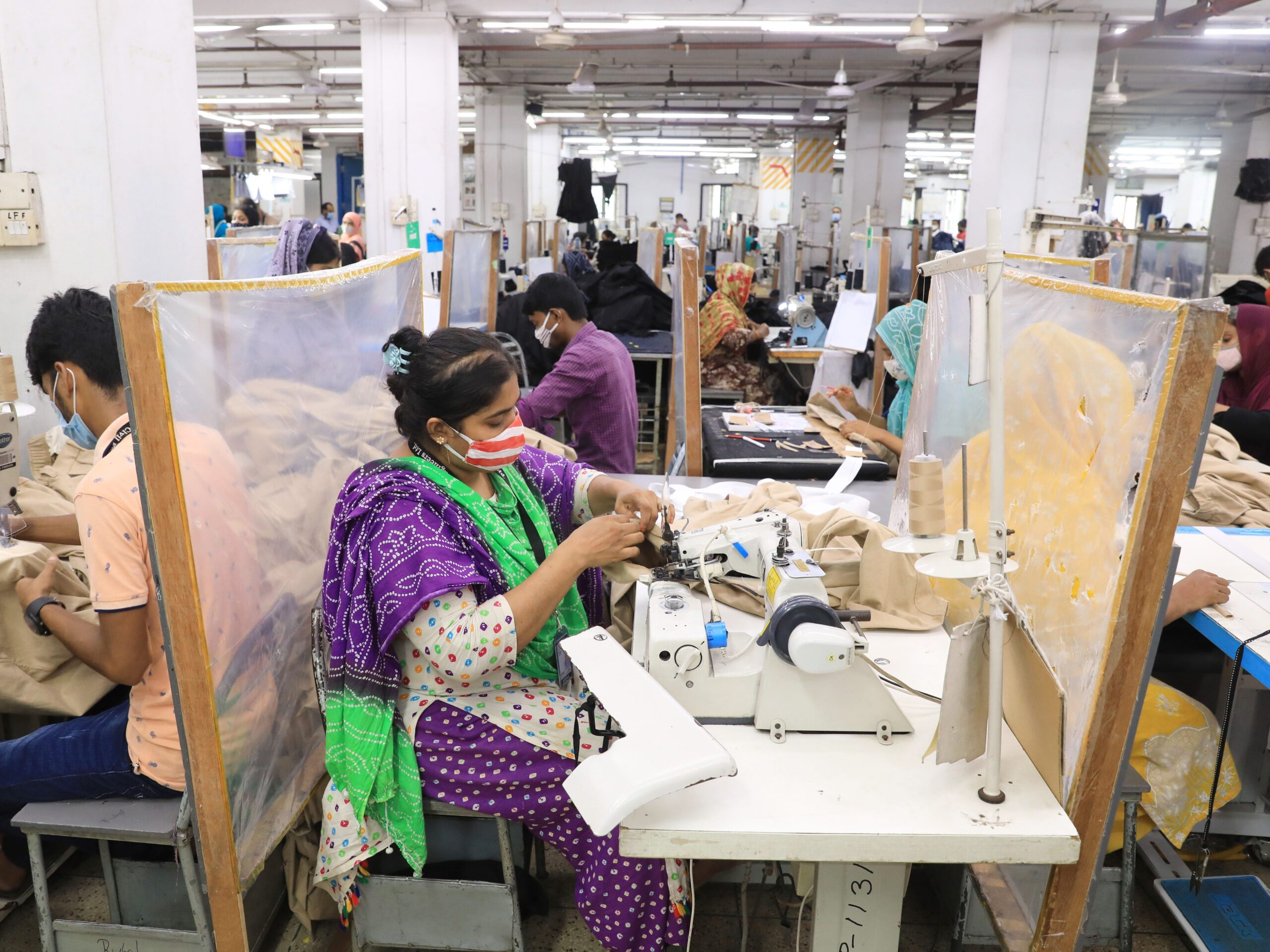 Mensen in een textielfabriek in Bangladesh maken kleding