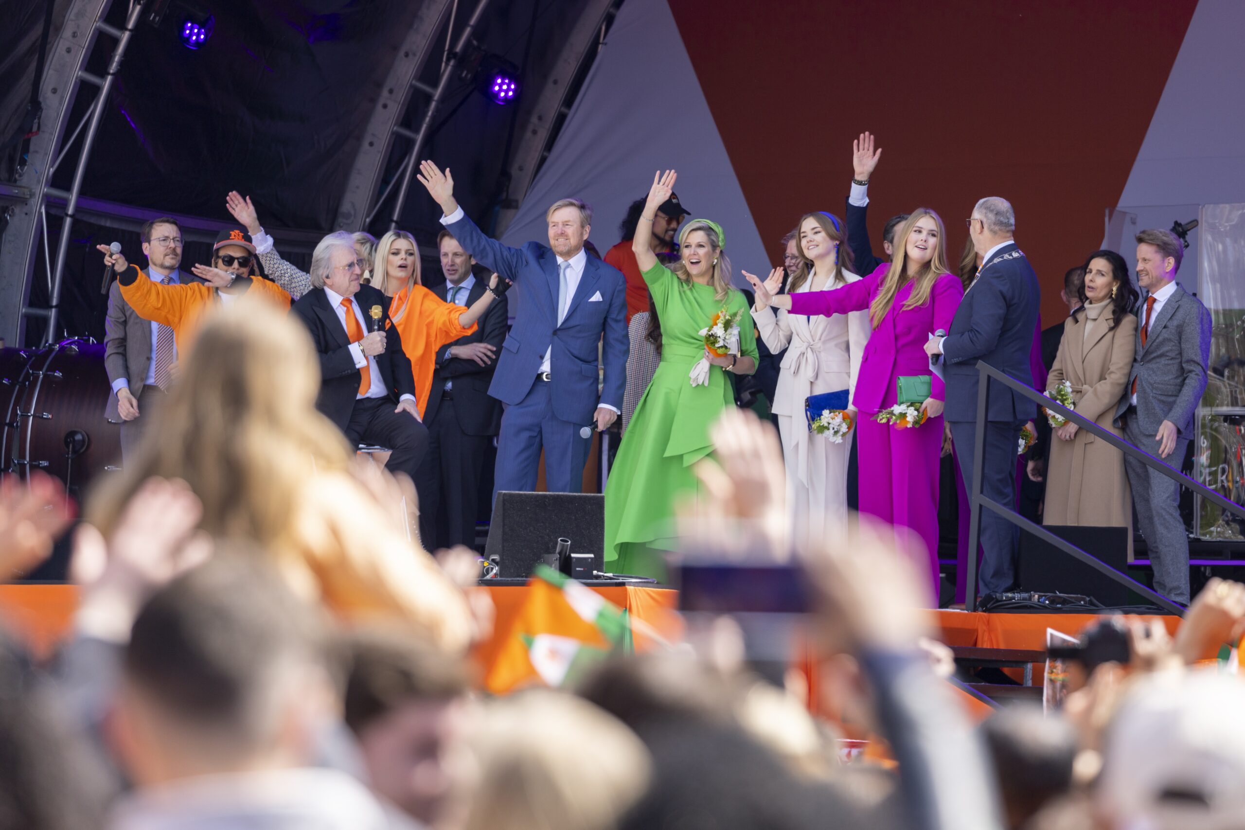 Koning Willem-Alexander, koningin Máxima, prinses Amalia en prinses Ariane tijdens de afsluiting van hun bezoek aan Rotterdam op Koningsdag. Foto: Remko de Waal/ANP