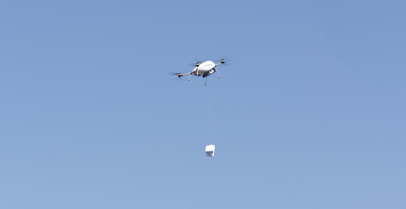 De drones van startup Manna Drone Delivery bezorgen eten en drinken bij bewoners van het Ierse kustplaatsje Balbriggan.