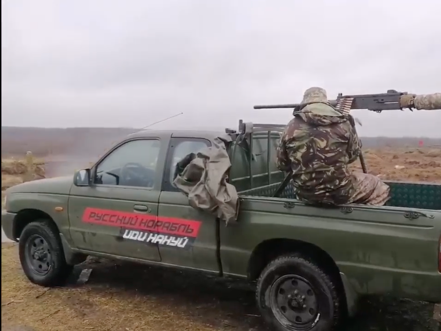 Oekraïense soldaten vuren vanaf een omgebouwde truck