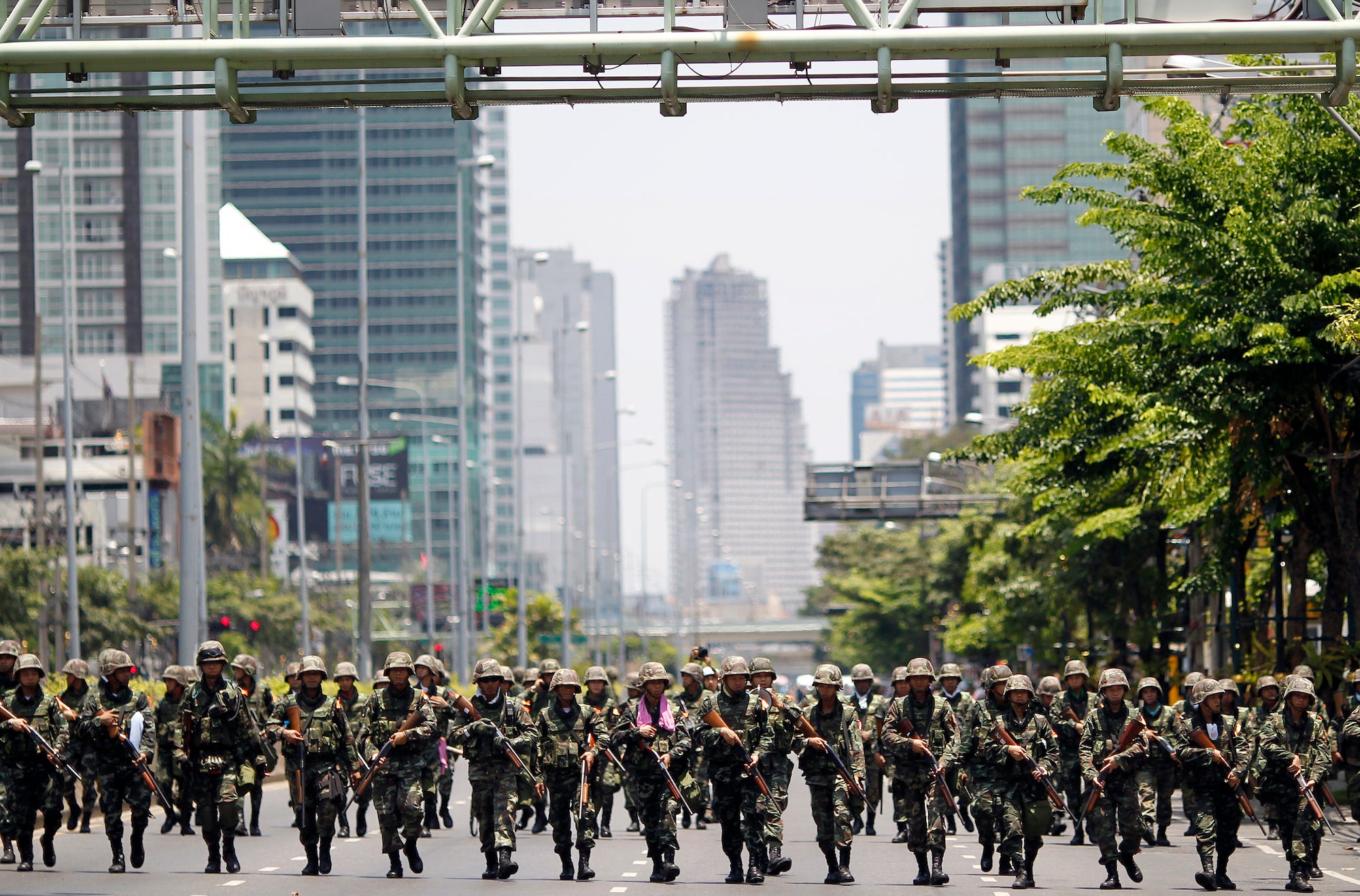 Thai soldiers march through Bangkok&#39;s financial district as they clash with anti-government protesters in May 2010.