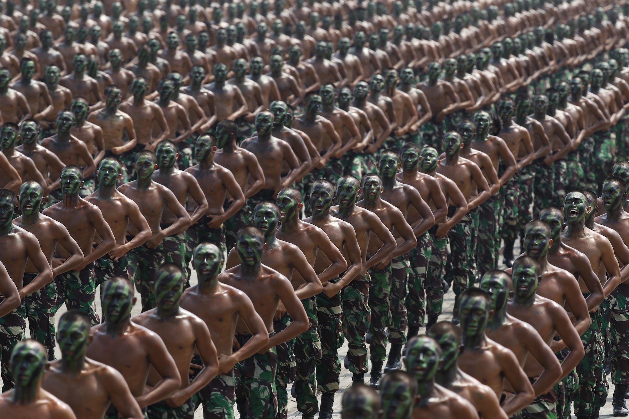 Indonesian army soldiers shout slogans as they run during a rehearsal for a ceremony marking the 70th anniversary of Indonesia&#39;s military in Cilegon, Banten province, in October 2015.