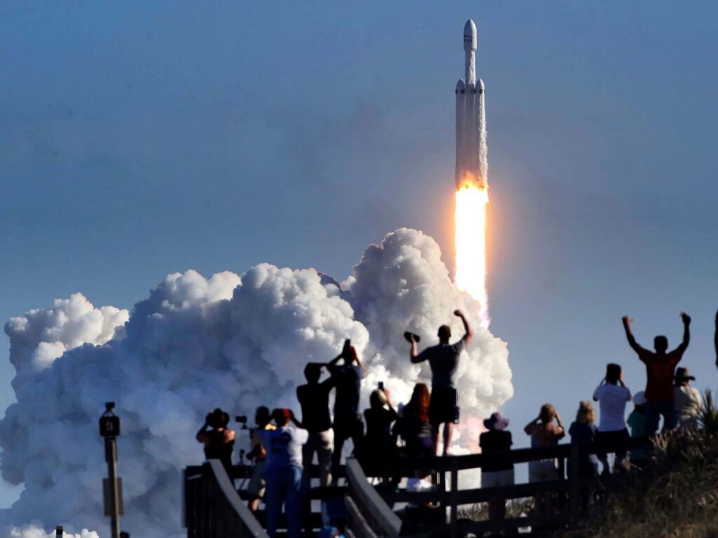 Photo Shows The Moment Lighting Struck The Launchpad As Spacexs Falcon Heavy Rocket Was 2684