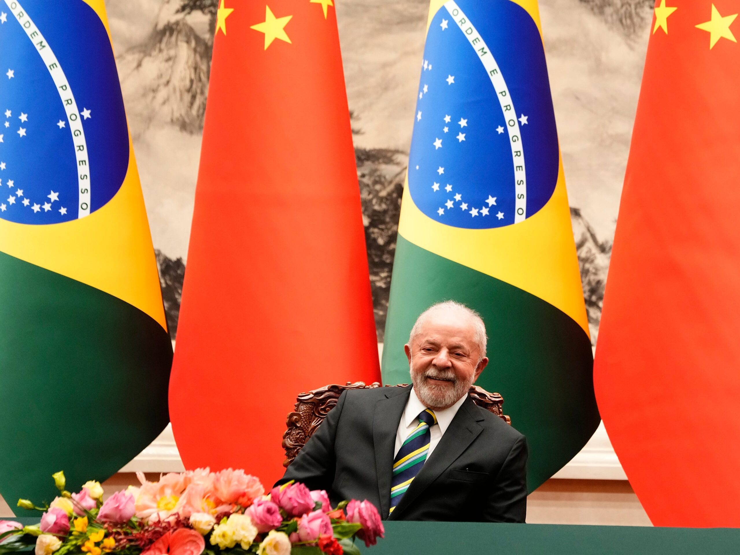 De Braziliaanse president Luiz Inacio Lula da Silva tijdens een ondertekeningsceremonie in de Grote Hal van het Volk in Peking, China.