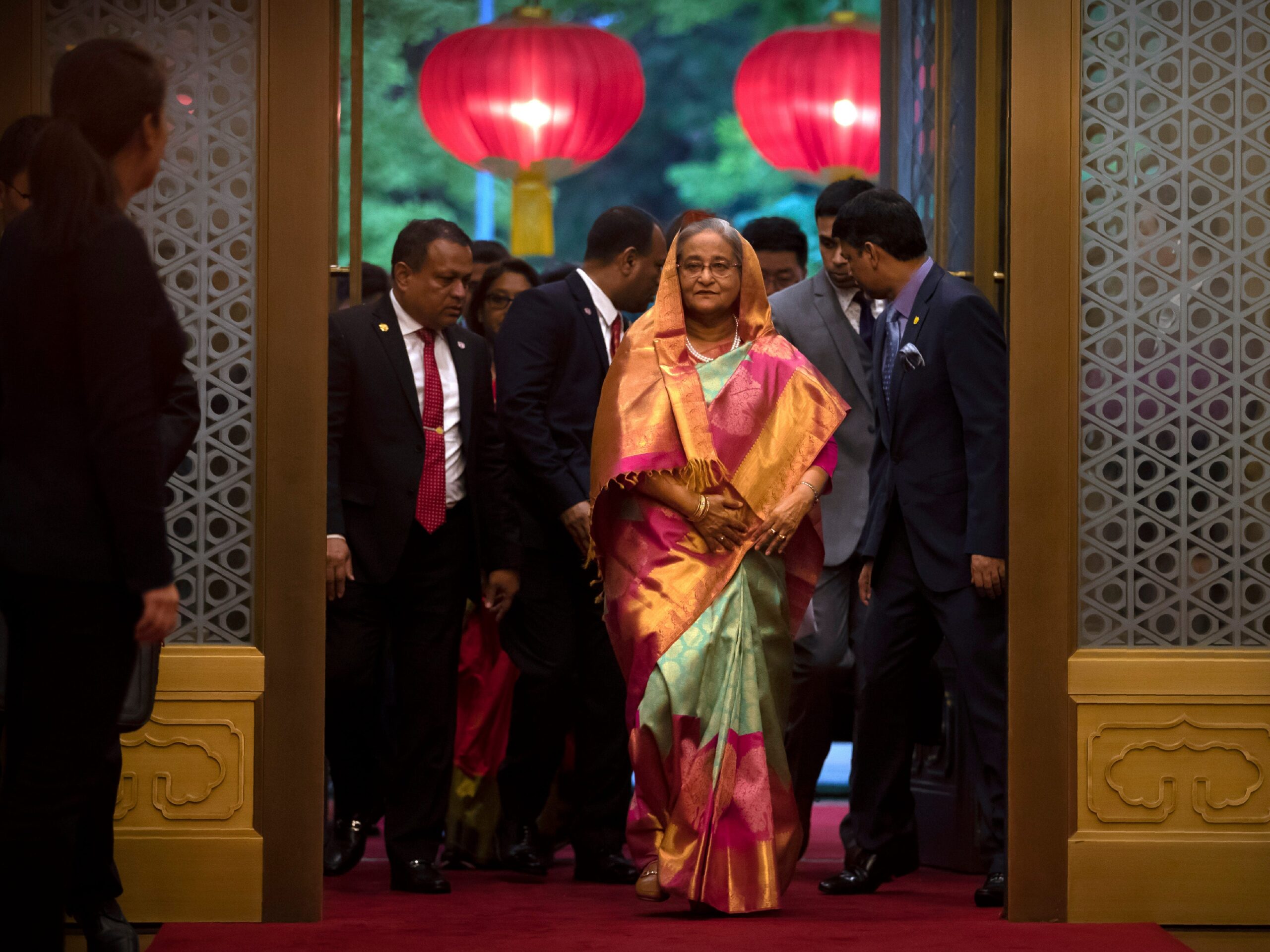 De premier van Bangladesh, Sheikh Hasina, komt aan voor een ontmoeting met de Chinese president Xi Jinping in Peking, China.