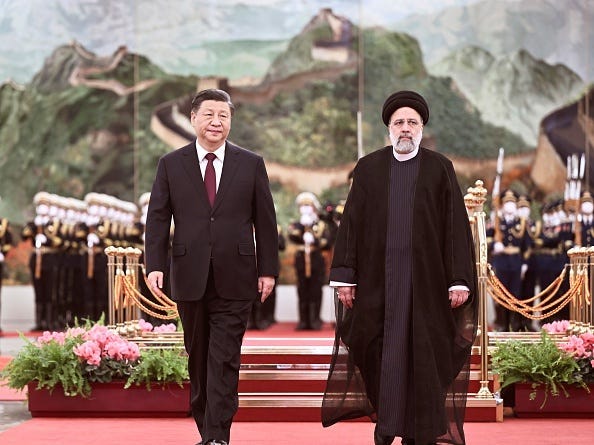 De Chinese president Xi Jinping houdt een welkomstceremonie voor de bezoekende president van de Islamitische Republiek Iran, Ebrahim Raisi in de Grote Hal van het Volk in Peking.