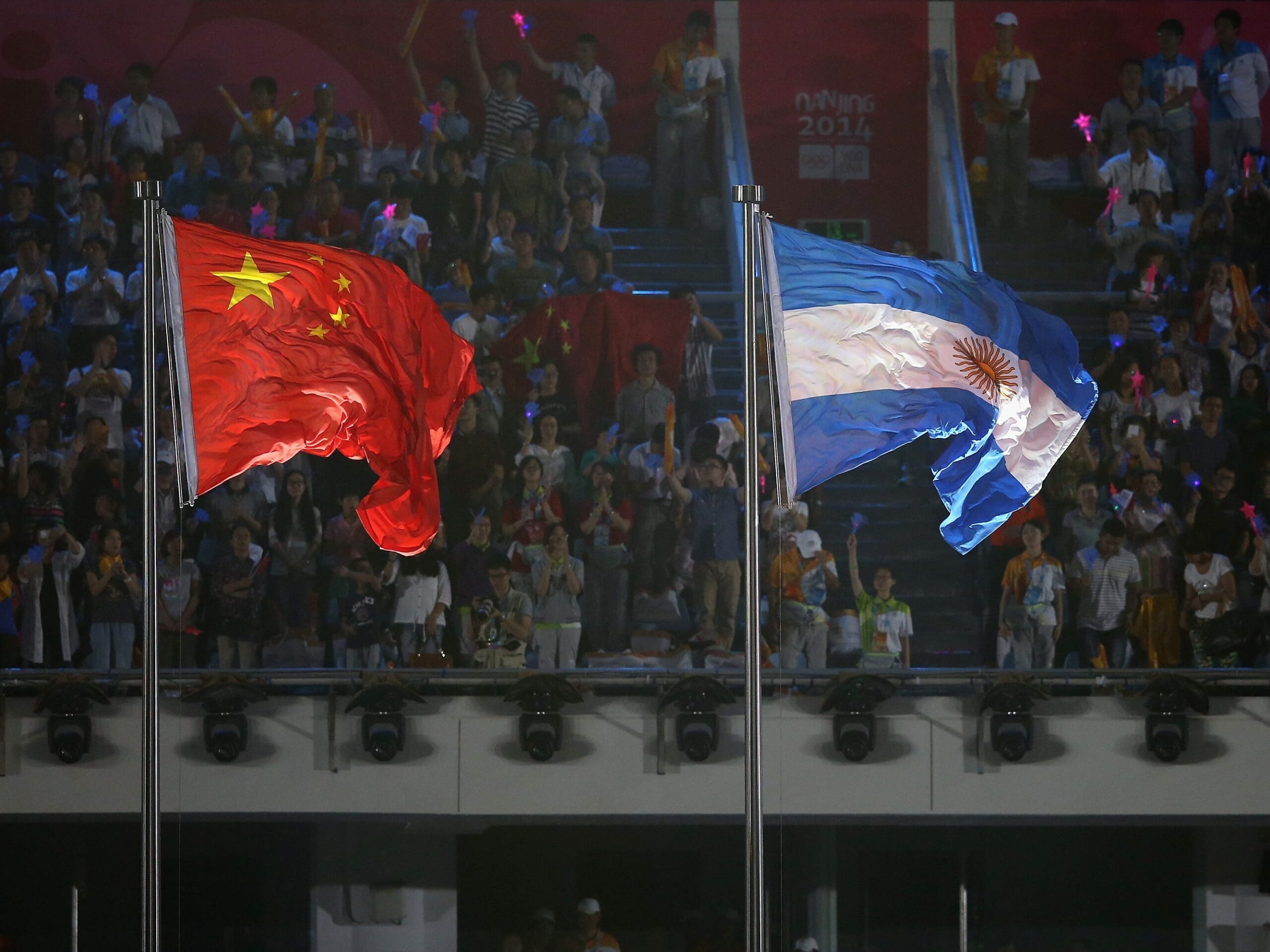 De vlaggen van China en Argentinië tijdens de slotceremonie van de Olympische Jeugd Zomerspelen in Nanjing in 2014.