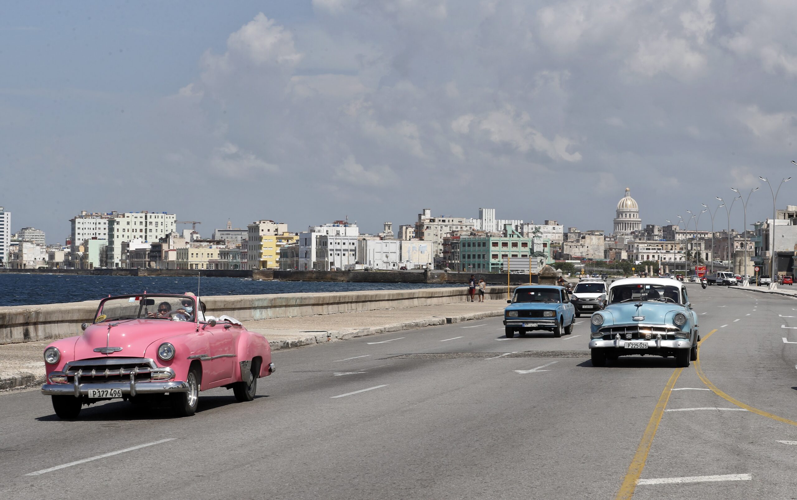 Karakteristieke klassieke auto's in de Cubaanse hoofdstad Havana. Foto: EPA/Ernesto Mastrascusa