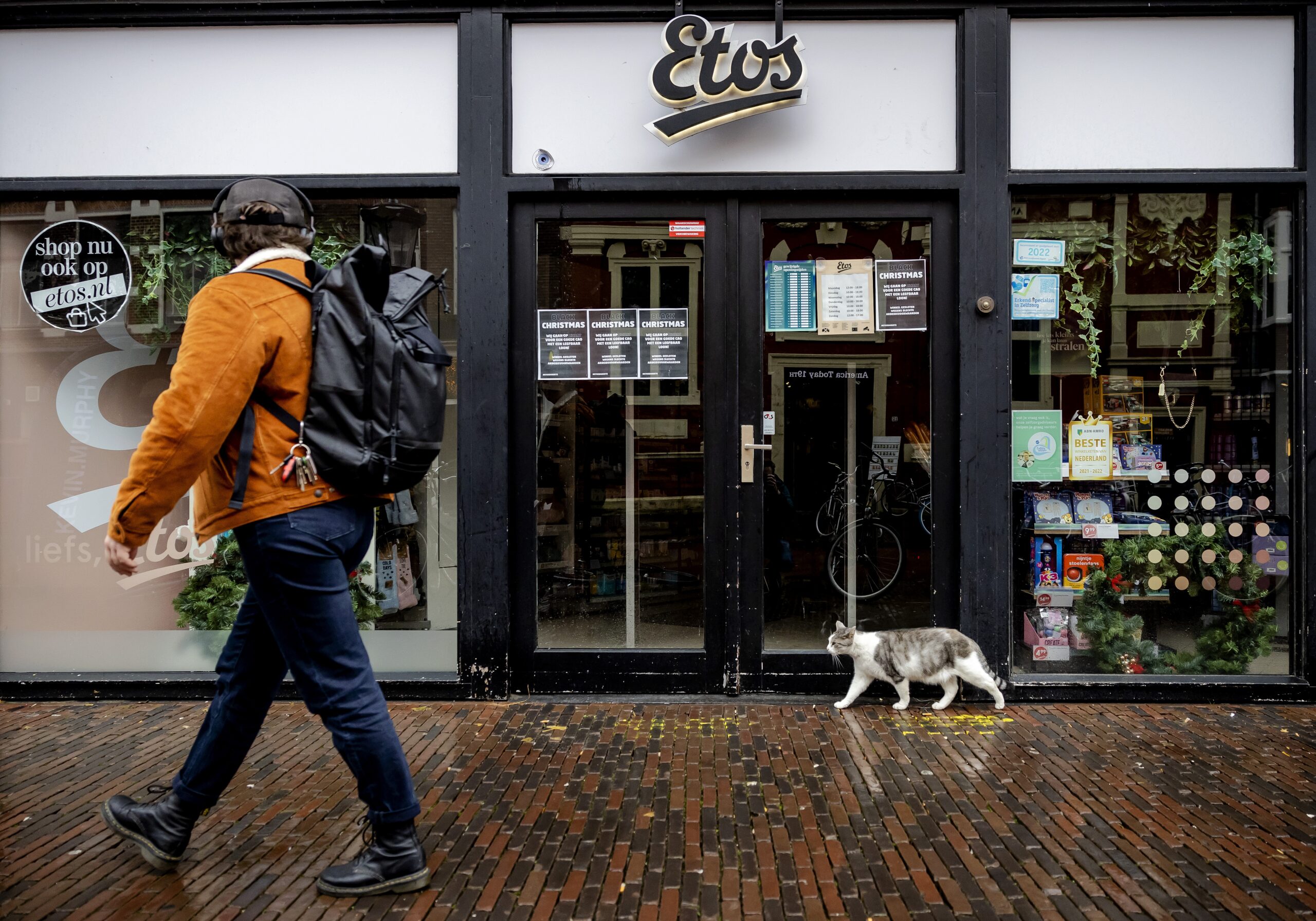 Een gesloten Etos-filiaal in Utrecht tijdens stakingen in december. Ook katten zijn niet welkom.