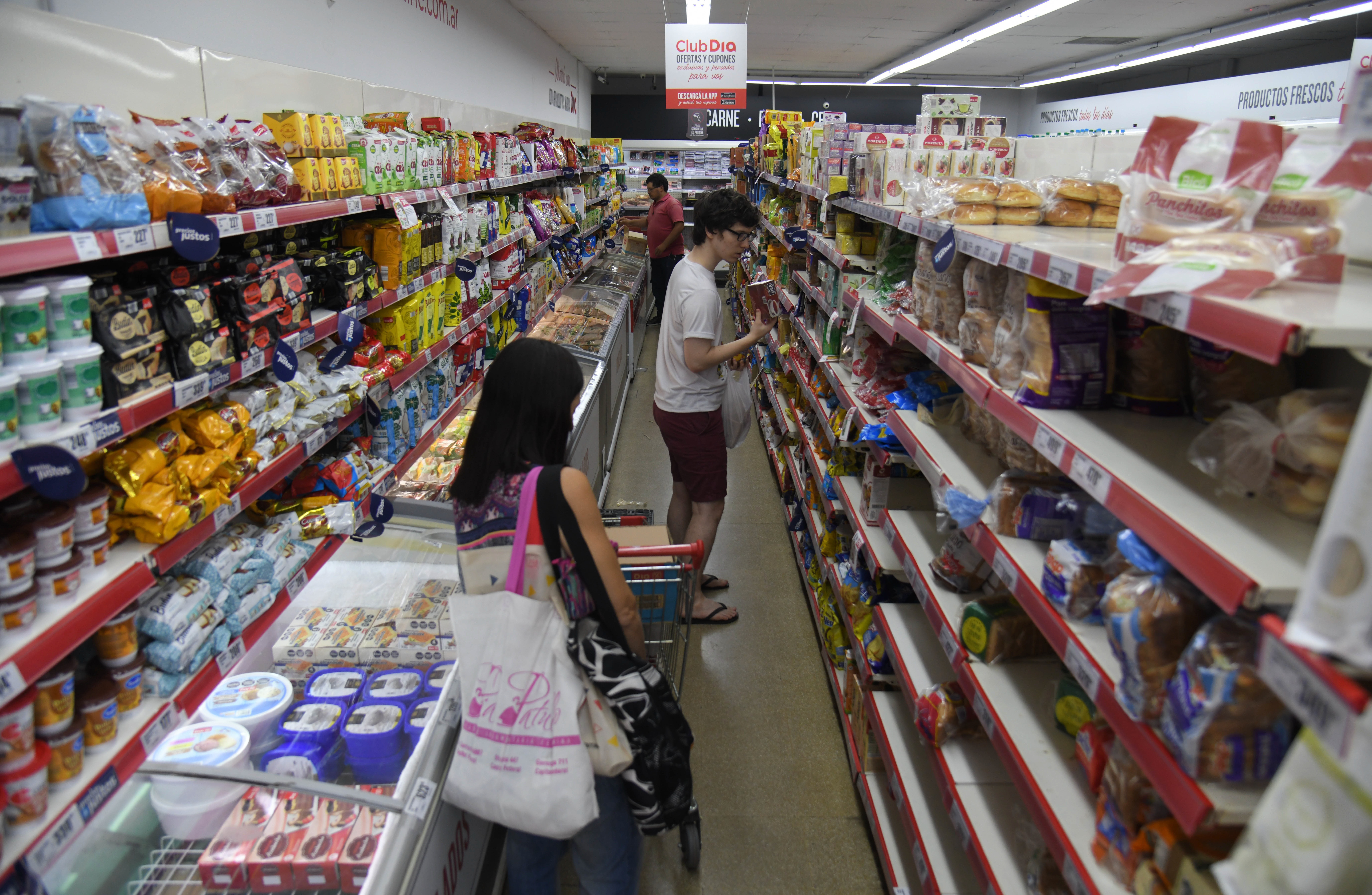 Supermarkt in de Argentijnse hoofdstad Buenos Aires. Foto:  EPA/Enrique Garcia Medina