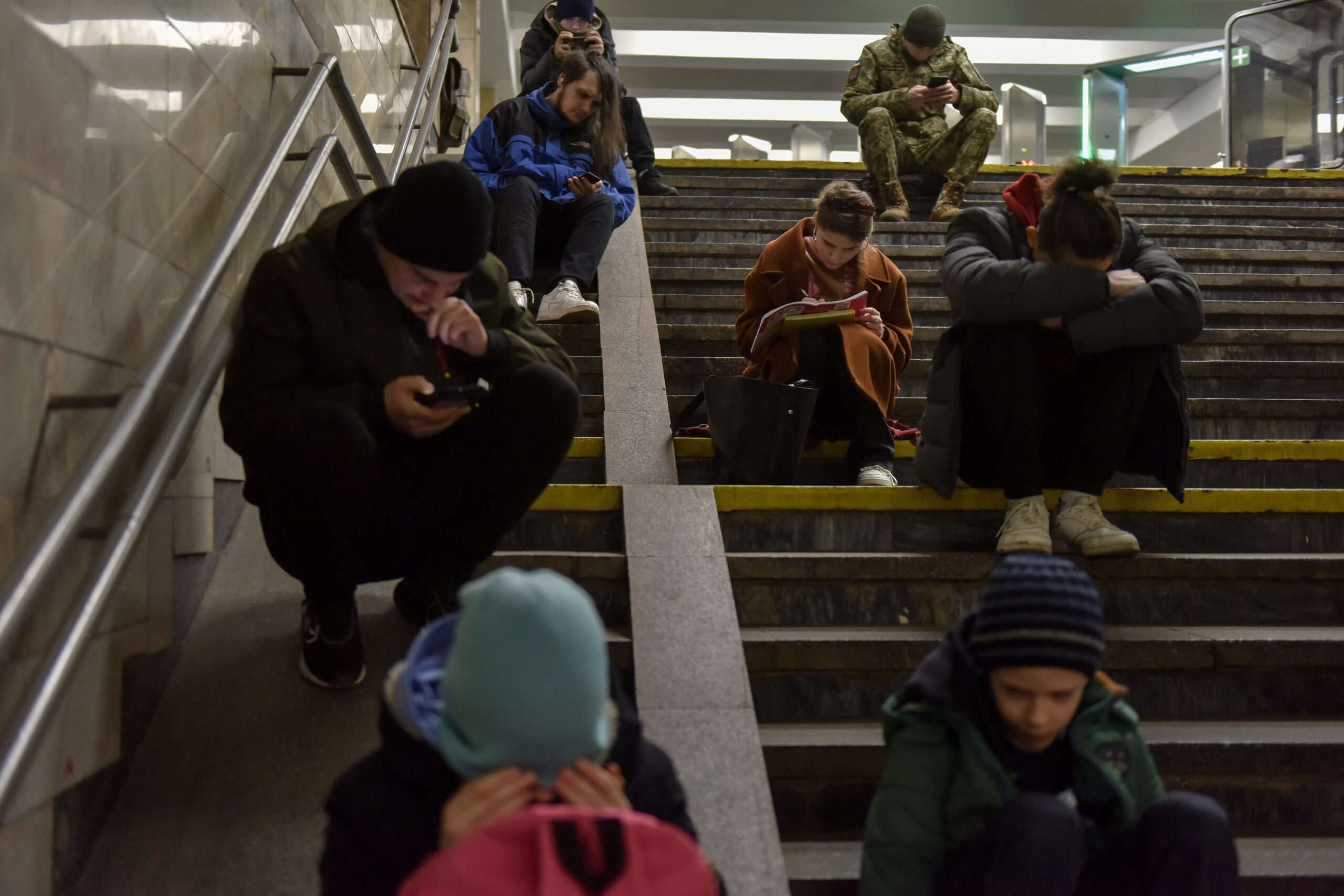 Inwoners van Kiev zoeken dekking in een metrostation voor een Russische luchtaanval. Foto: EPA/Oleg Petrasyuk