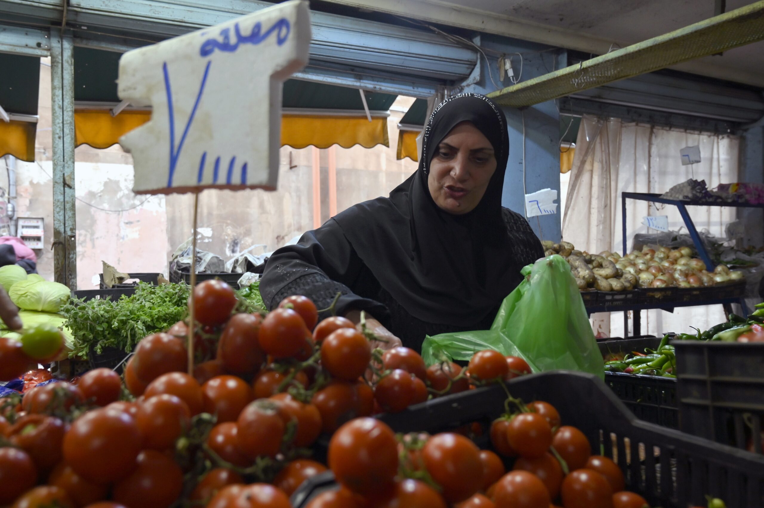 Groente- en fruitmarkt in de Libanese hoofdstad Beiroet. Foto: EPA/Wael Hamzeh