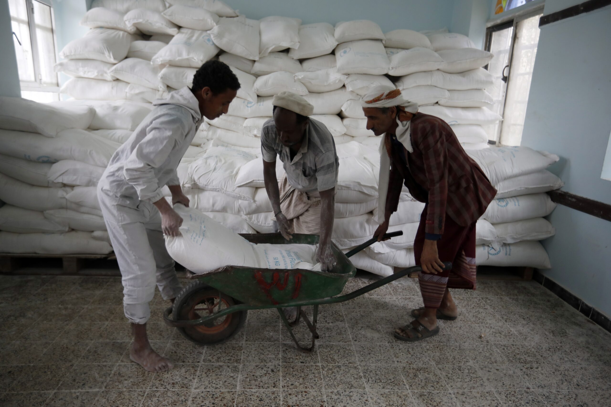 Voedselhulp van de Verenigde Naties in het door een jarenlange burgeroorlog verscheurde Jemen. Foto: EPA/Yahya Arhab
