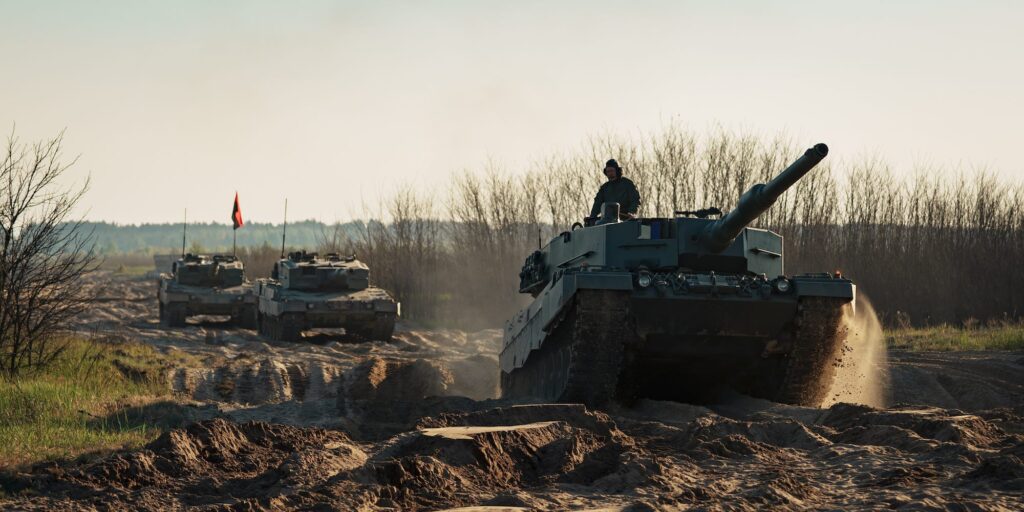 Oekraïners trainen met de Leopard 2-tanks op een oefenterrein op 14 mei.