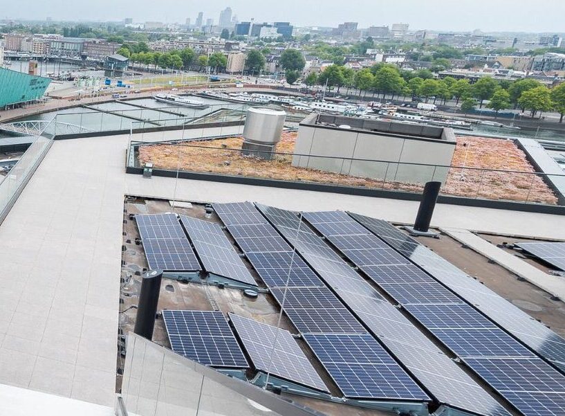 Op het platte dak liggen 832 zonnepanelen. Delen zijn vergroend met sedum. Op termijn moet de lege ruimte naast de zonnepanelen van groen worden voorzien, aldus Booking.
