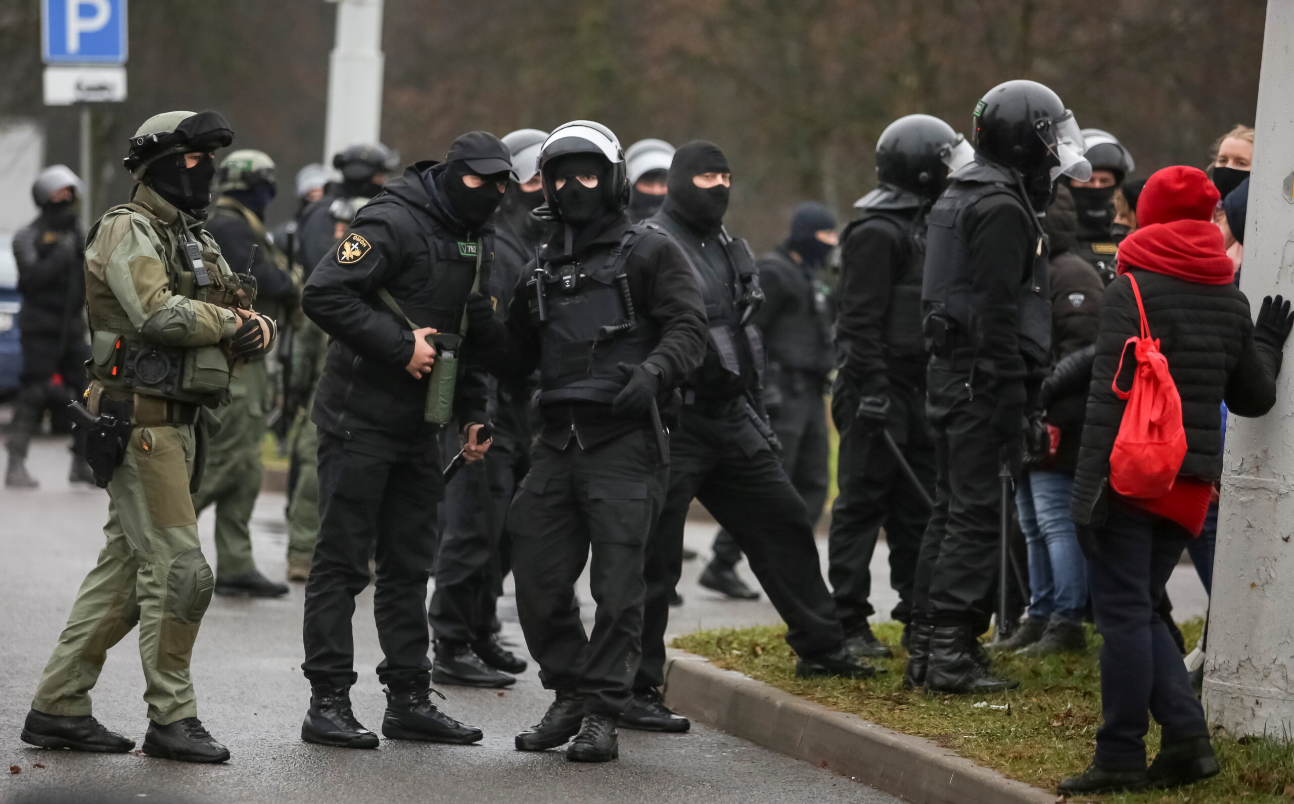 Belarussische veiligheidstroepen in de hoofdstad Minsk tijdens een protest tegen de uitslag van de presidentsverkiezingen, op 22 november 2020.