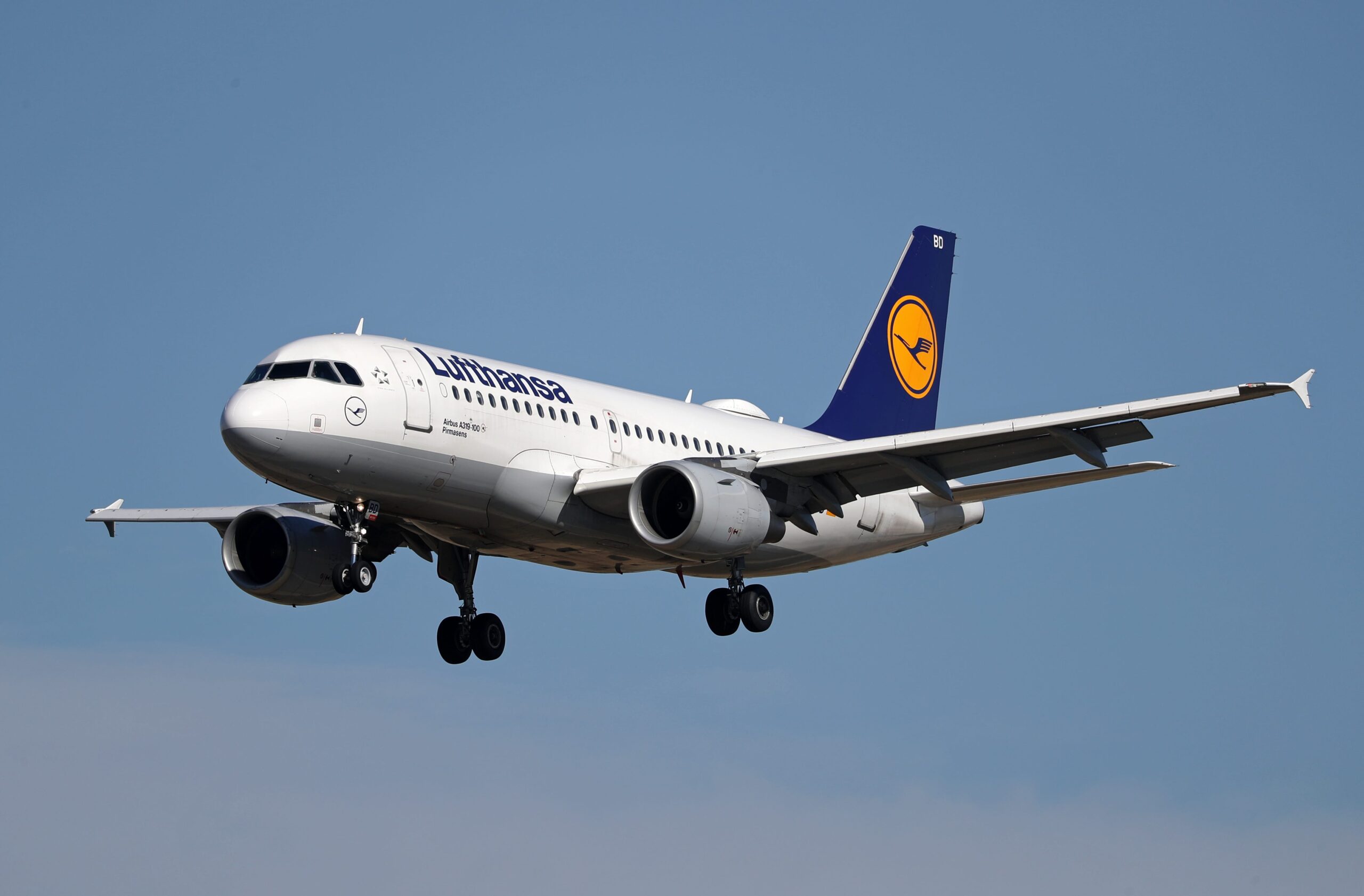 Lufthansa is één van de weinige luchtvaartmaatschappijen die nog met de Boeing 747 en de Airbus A380 vliegt, ofwel vliegtuigen met vier motoren.