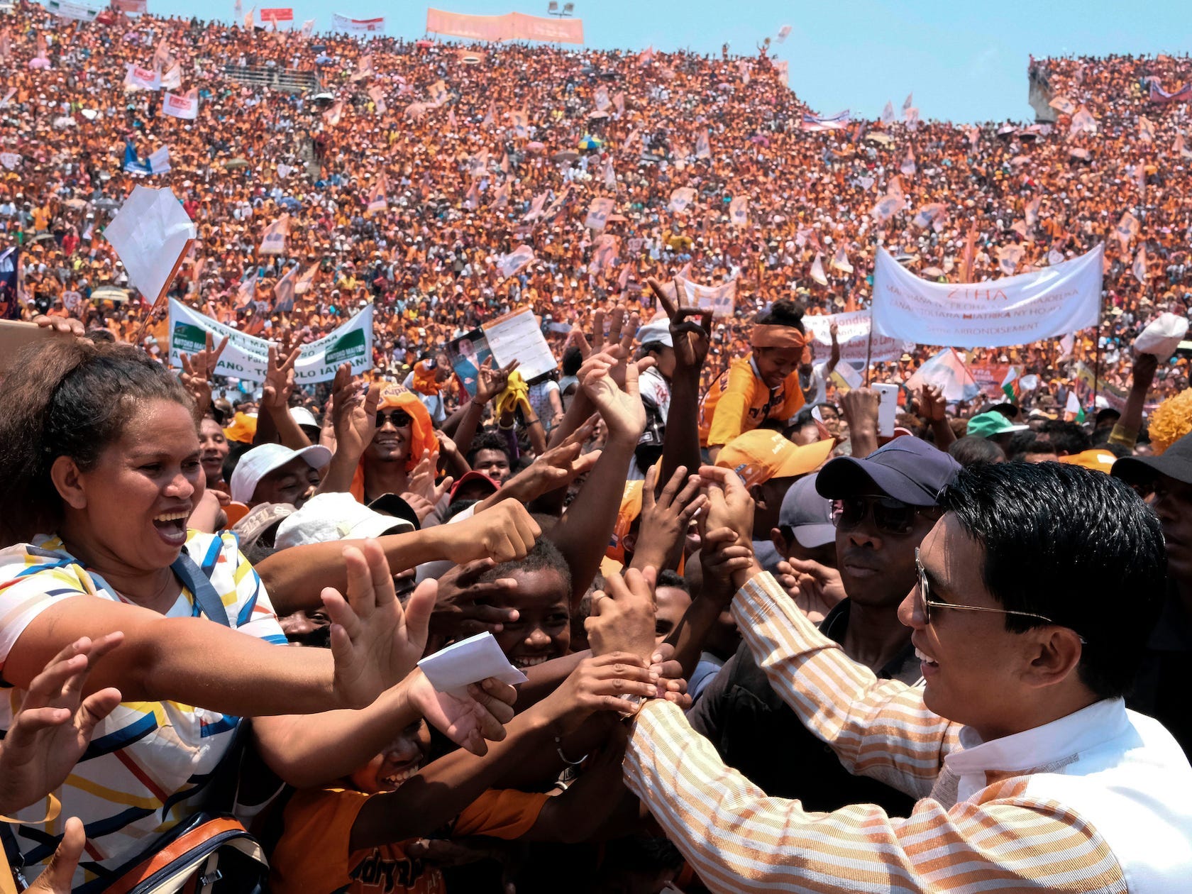 Andry Rajoelina, nu president van Madagaskar, begroet een grote menigte terwijl hij op campagne is in 2018