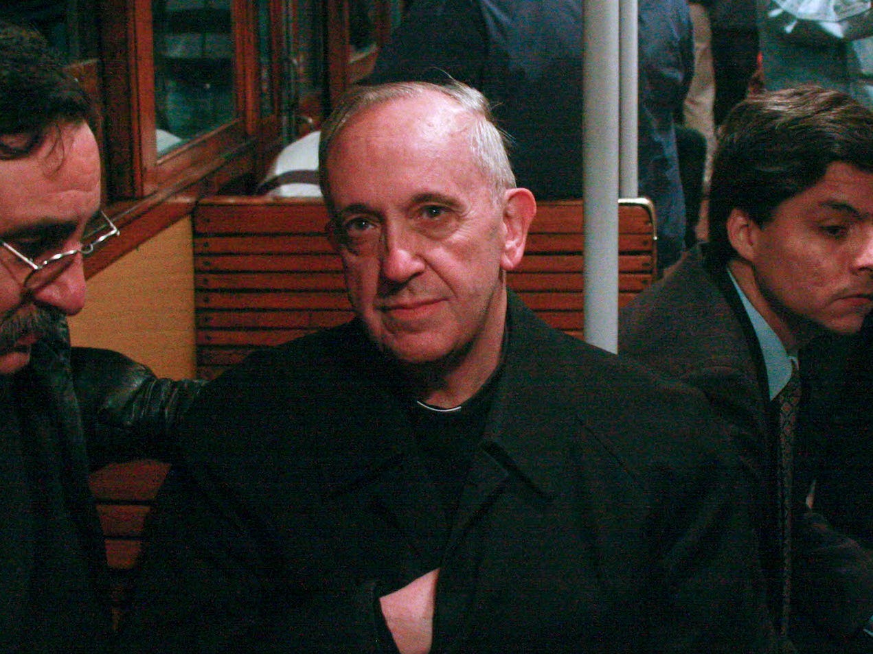 Een bestandsfoto uit 2008 van de Argentijnse kardinaal Jorge Mario Bergoglio, die later paus Franciscus zou worden, in een drukke metro in Argentinië. 