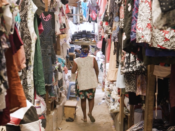 Tweedehands kleding beland op grote schaal op een markt in Ghana