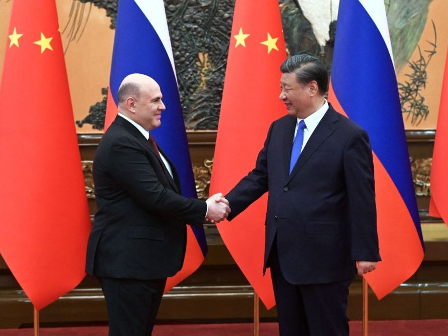 Russische premier Mikhail Mishustin en Chinese president Xi Jinping in Beijing, 24 mei 2023.
