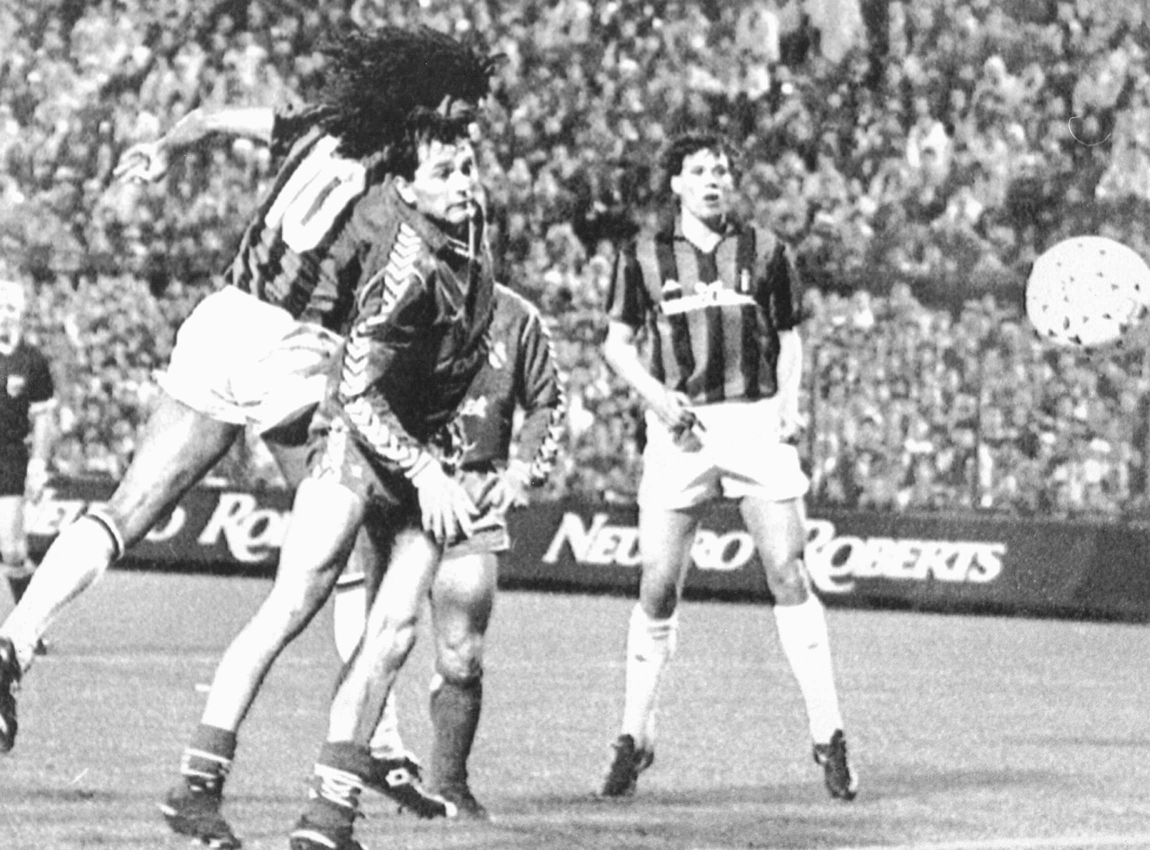 Ruud Gullit en Marco van Basten in actie tijdens de wedstrijd AC Milan-Real Madrid in de halve finale van de Champions League in 1989. Foto: ANP