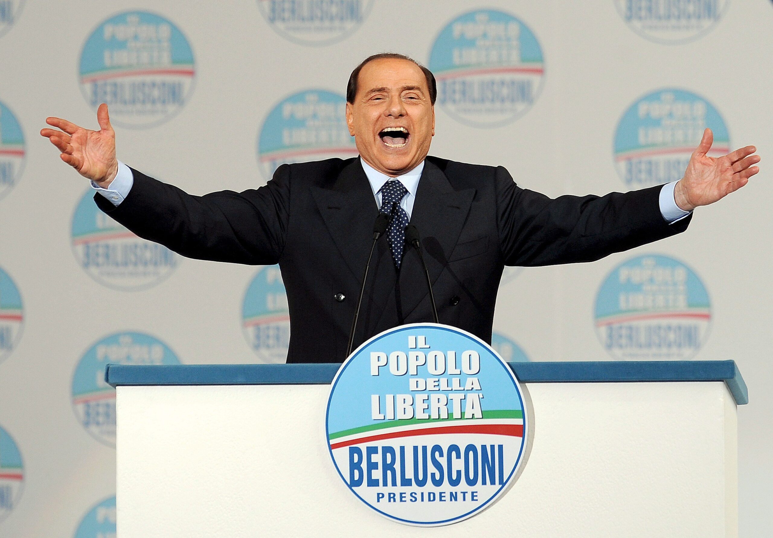 Silvio Berlusconi tijdens een verkiezingscampagne in 2008. Foto: EPA/DANIEL DAL ZENNARO