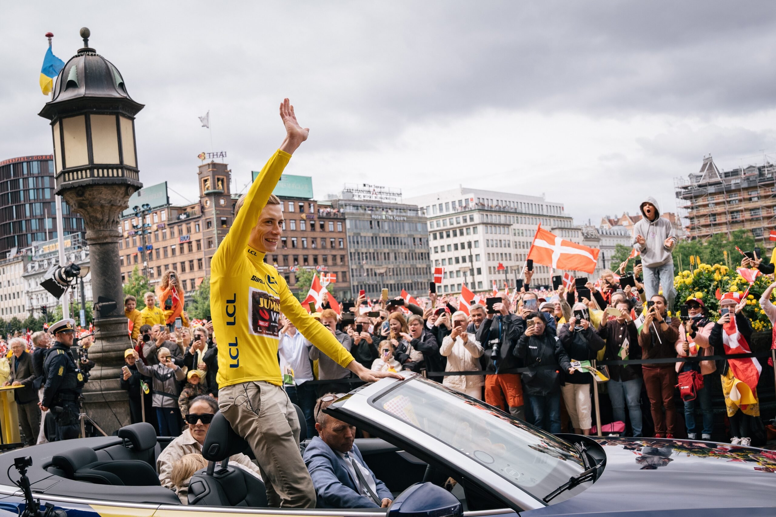Rijtour van Tour de France-winnaar Jonas Vingegaard door het centrum van Kopenhagen. Foto: EPA/Emil Helms.
