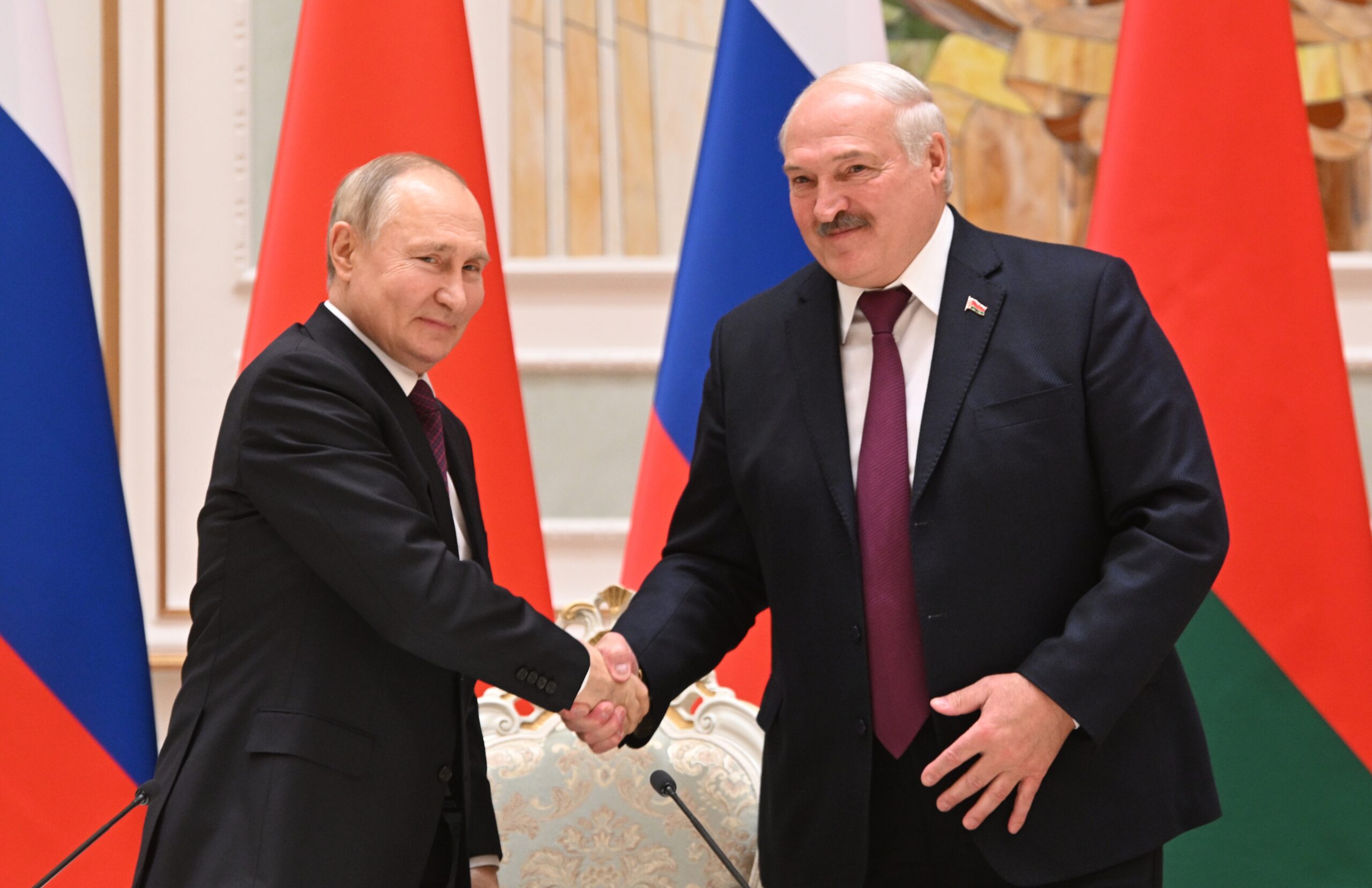 De Belarussische president Alexander Loekasjenko (rechts) en zijn Russische ambtgenoot Vladimir Poetin.