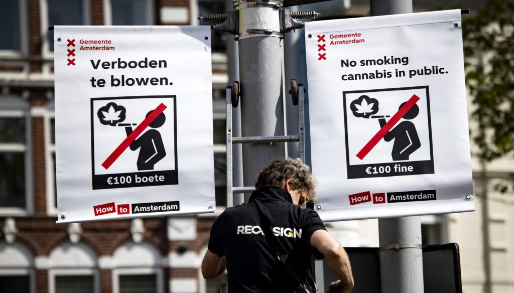 Borden waarschuwen voor blowverbod op Amsterdamse Wallen
