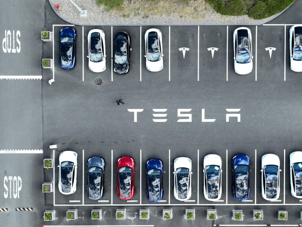 Tesla productie verlaging prijzen strategie