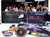 Fans zien hoe Max Verstappen voorbij rijdt tijdens de Grand Prix van Miami.