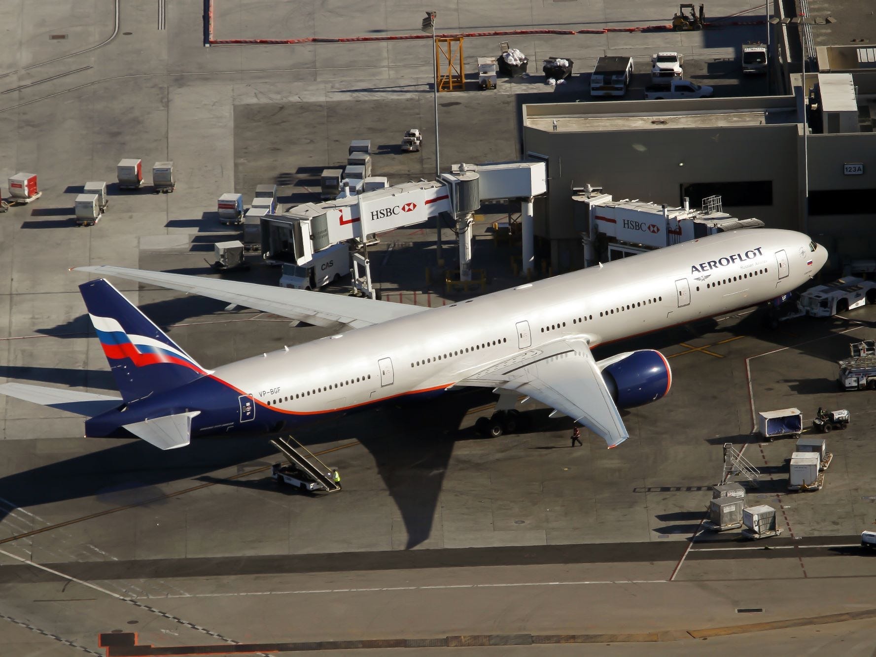 Een Aeroflot Boeing 777-300ER geparkeerd bij de gate op Los Angeles International Airport voor de oorlog.