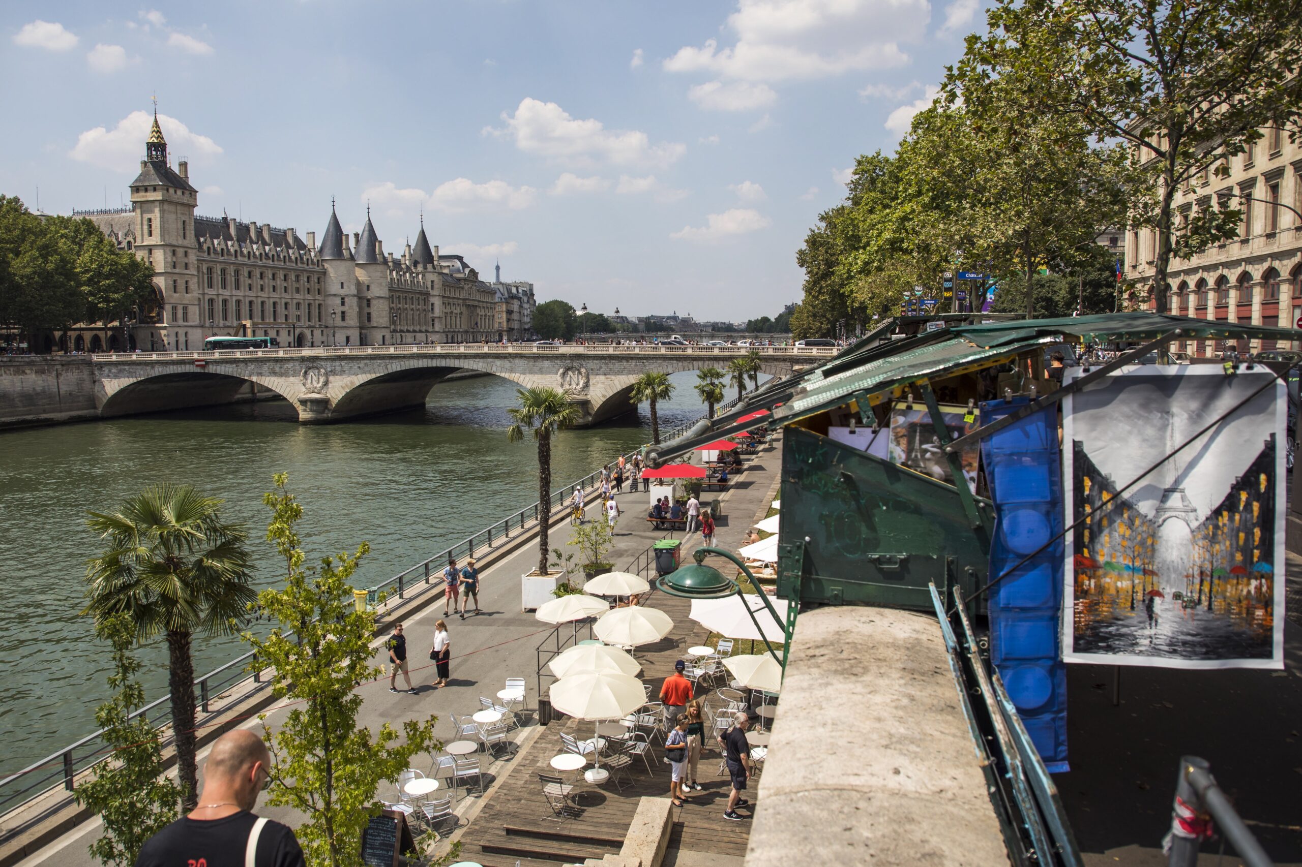 Terrasjes langs de Seine in de Franse hoofdstad Parijs. Foto: EPA/CHRISTOPHE PETIT TESSON