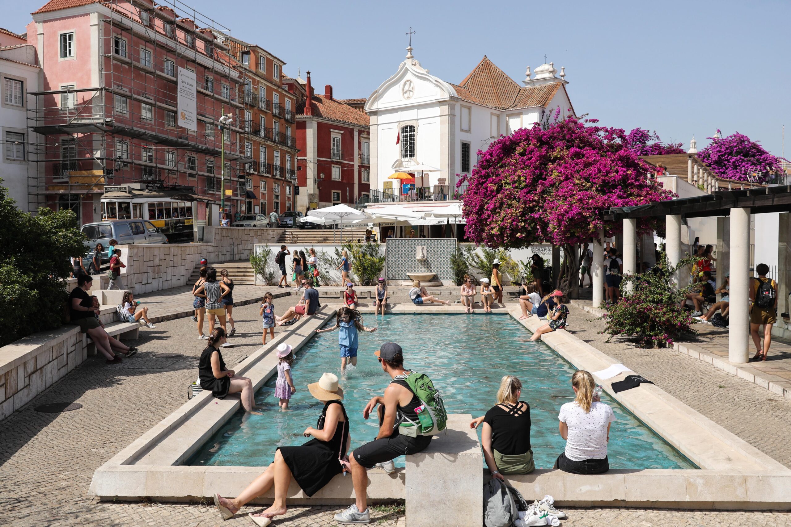Toeristen zoeken verkoeling in een fontein tijdens een hittegolf in de Portugese hoofdstad Lissabon. Foto: EPA/MIGUEL A. LOPES