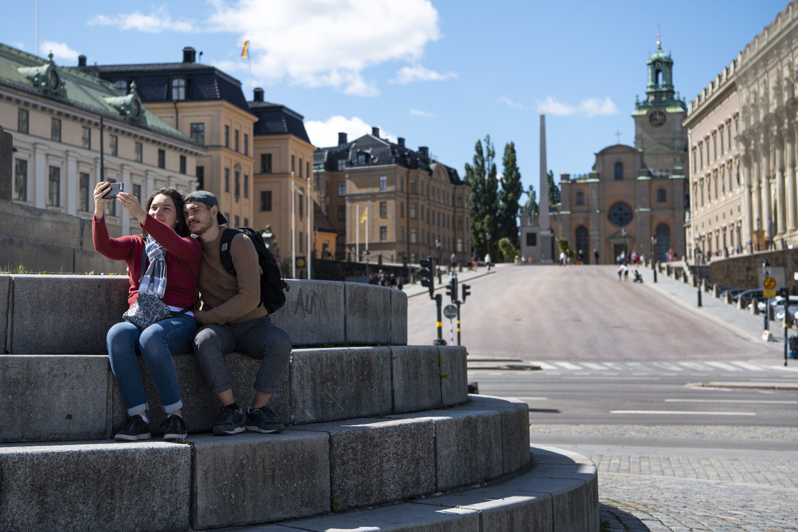 Toeristen nemen een selfie bij het Koninklijk Paleis in de Zweedse hoofdstad Stockholm. Foto: EPA/Ali Lorestani