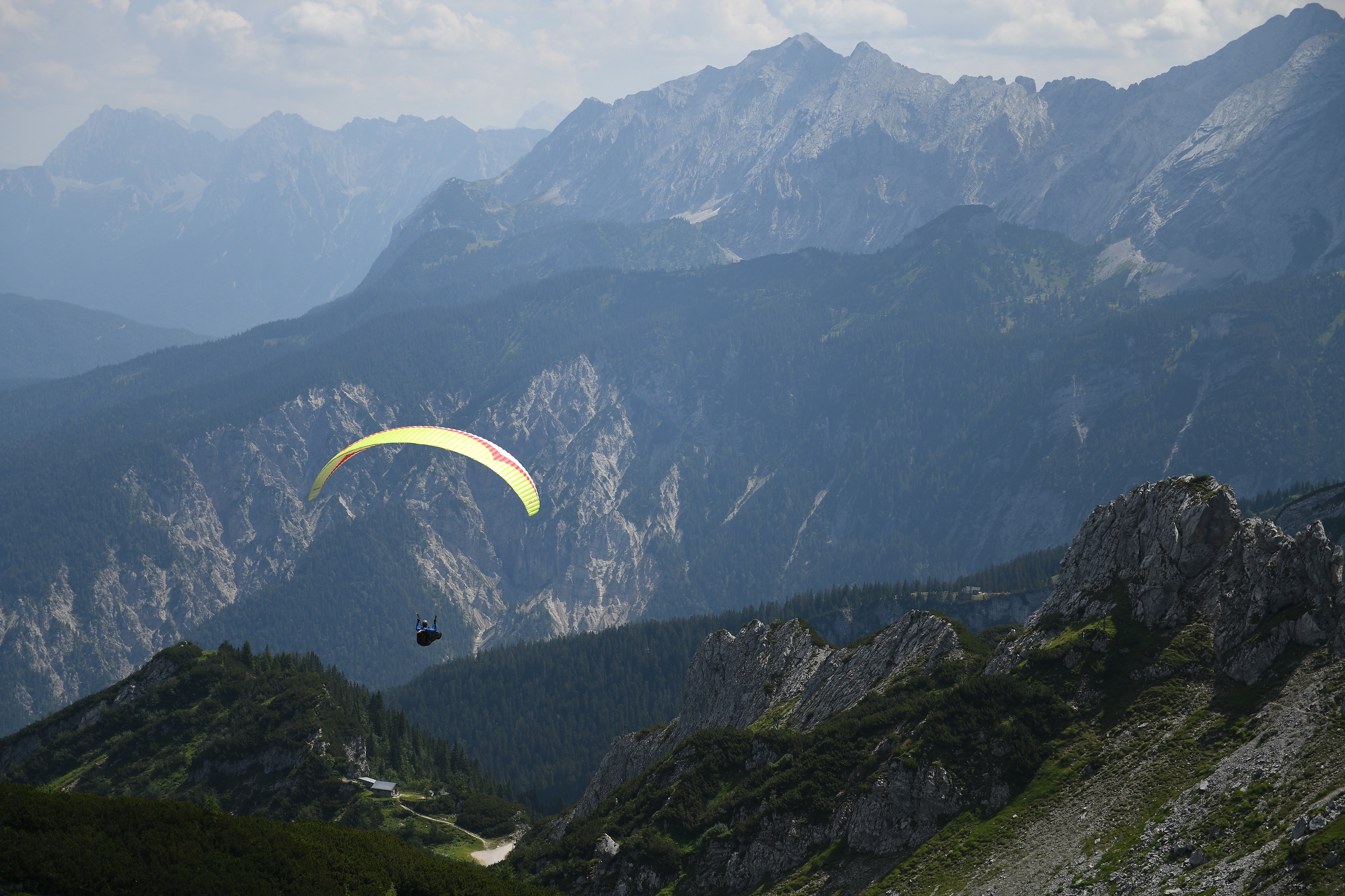 Paraglider in het Wettersteingebergte in het zuiden van Duitsland. Foto: EPA/PHILIPP GUELLAND