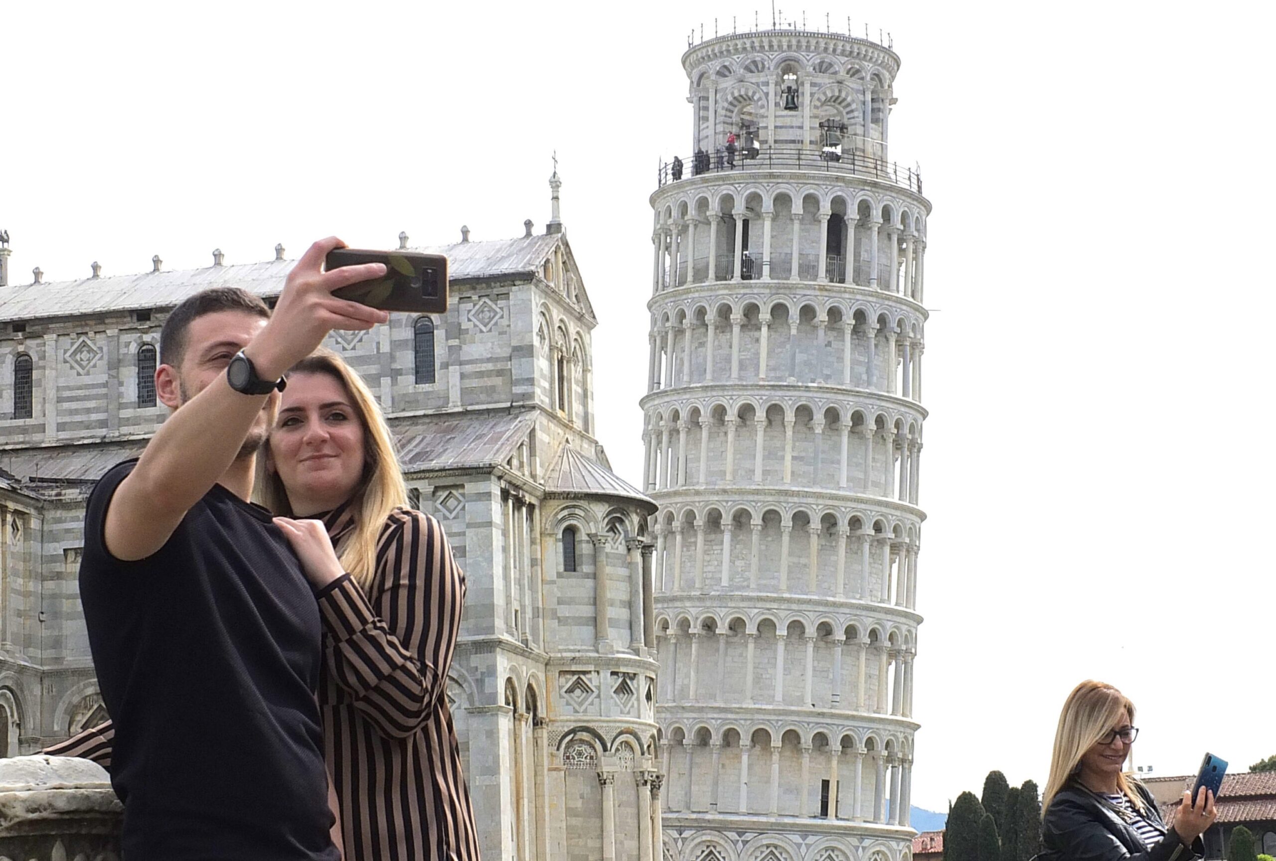Toeristen nemen een selfie bij de Toren van Pisa. Foto: EPA/FABIO MUZZI